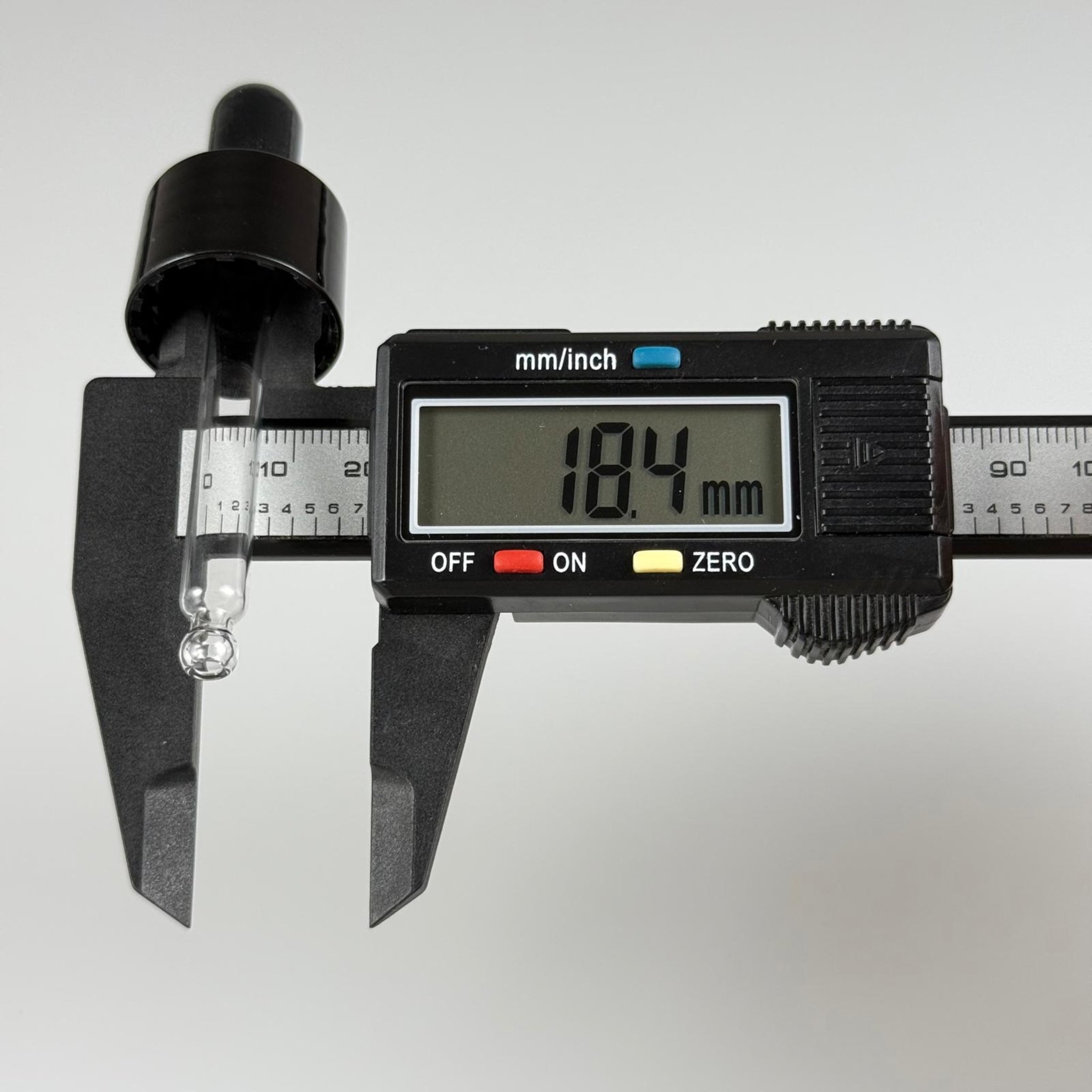 20 MM CAM DAMLALIKLI TAKIM - SİYAH EMZİK + SİYAH DELİKLİ PLASTİK KAPAK + 65 MM CAM PİPET - 30 CC OMUZLU SERUM ŞİŞESİ İÇİN
