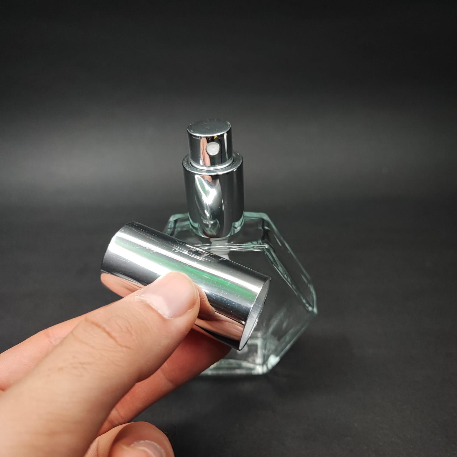 50 ML LÜKS VİDALI VALF ÇEVİRME PARFÜM ŞİŞELERİ - 50 CC ALTIGEN ŞEFFAF CAM ŞİŞE - GÜMÜŞ METAL SPREYLİ KAPAKLI SET