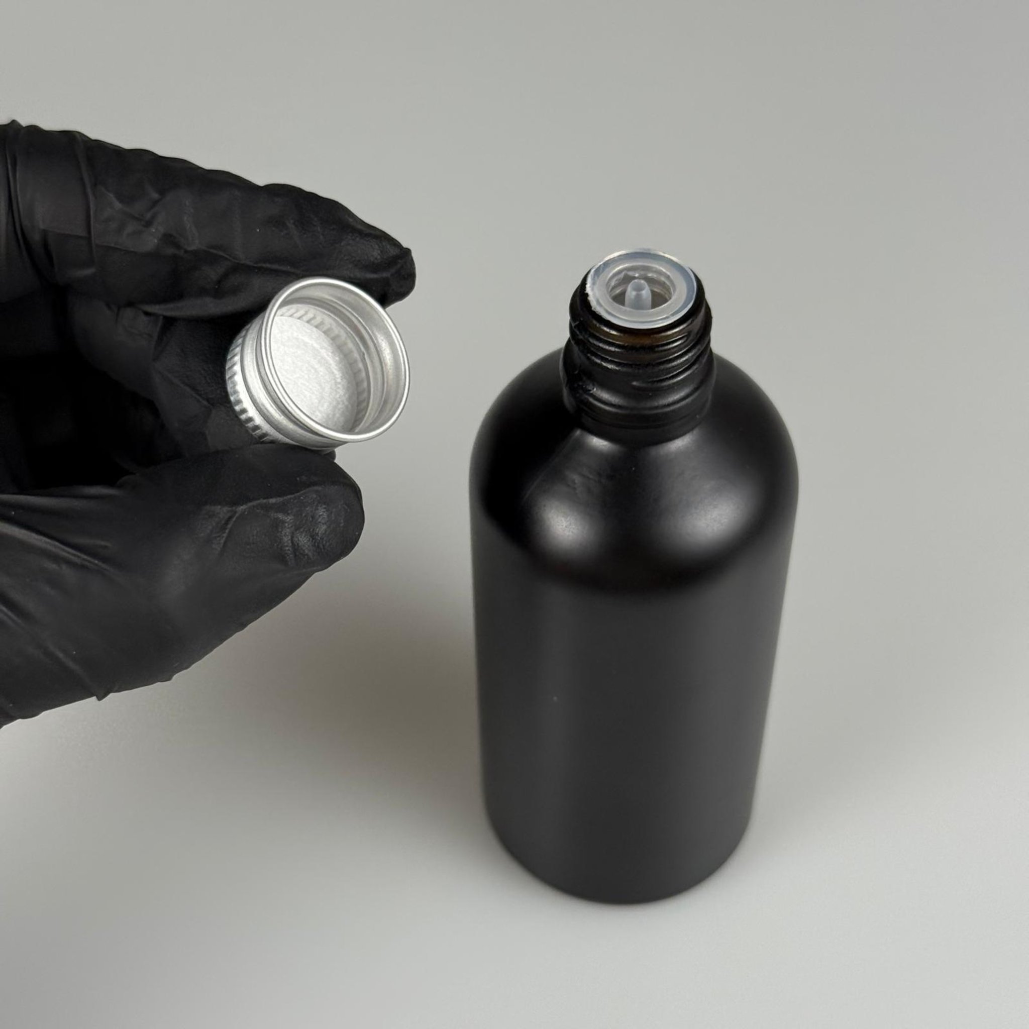 100 CC MAT SİYAH CAM ŞİŞE + KÖPÜK CONTALI GÜMÜŞ ALÜMİNYUM METAL KAPAKLI + DAMLALIKLI KOLONYA TIPALI TAKIM - 100 ML MAT SİYAH CAM ŞİŞE