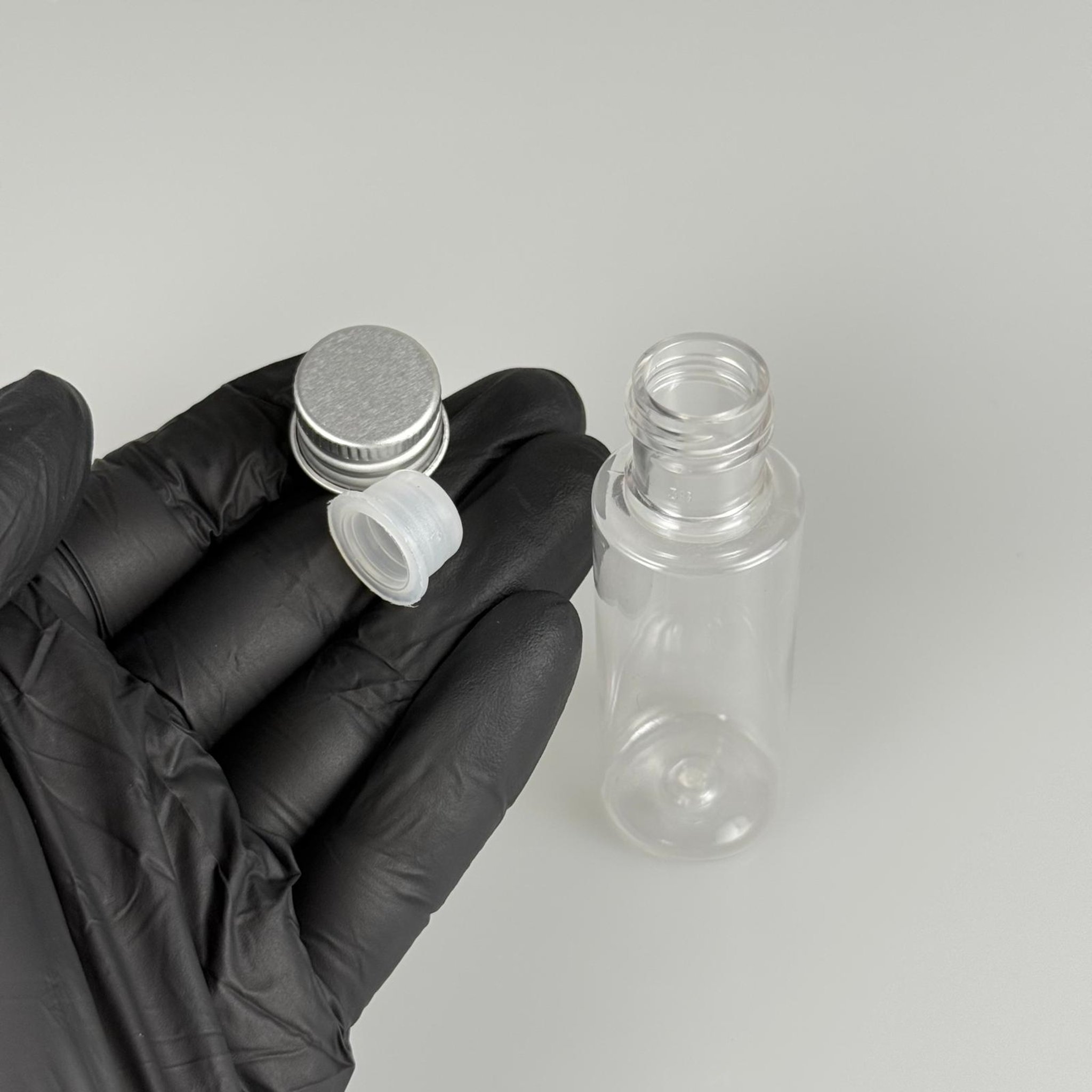 30 CC ŞEFFAF SİLİNDİR UZUN MODEL PET ŞİŞE + KÖPÜK CONTALI GÜMÜŞ ALÜMİNYUM METAL KAPAKLI + KÖR TIPALI TAKIM - 30 ML PLASTİK ŞİŞE