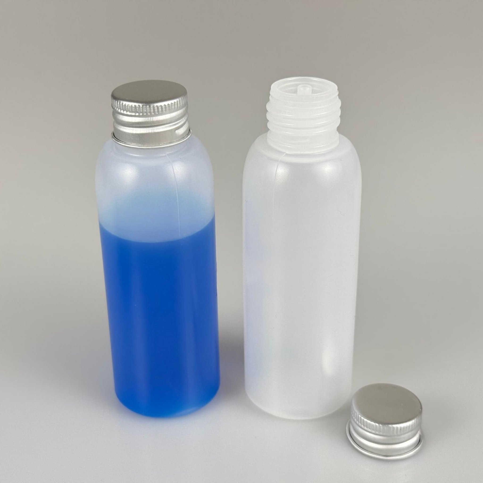 100 ML SIKILABİLİR YUMUŞAK PE POLİETİLEN PLASTİK ASETON ŞİŞESİ ( 24 AĞIZ ) + KÖPÜK CONTALI GÜMÜŞ METAL ALÜMİNYUM KAPAKLI + KOLONYA TIPALI TAKIM - 100 cc sos, yağ, kartuş, mürekkep vb için boş şişeler