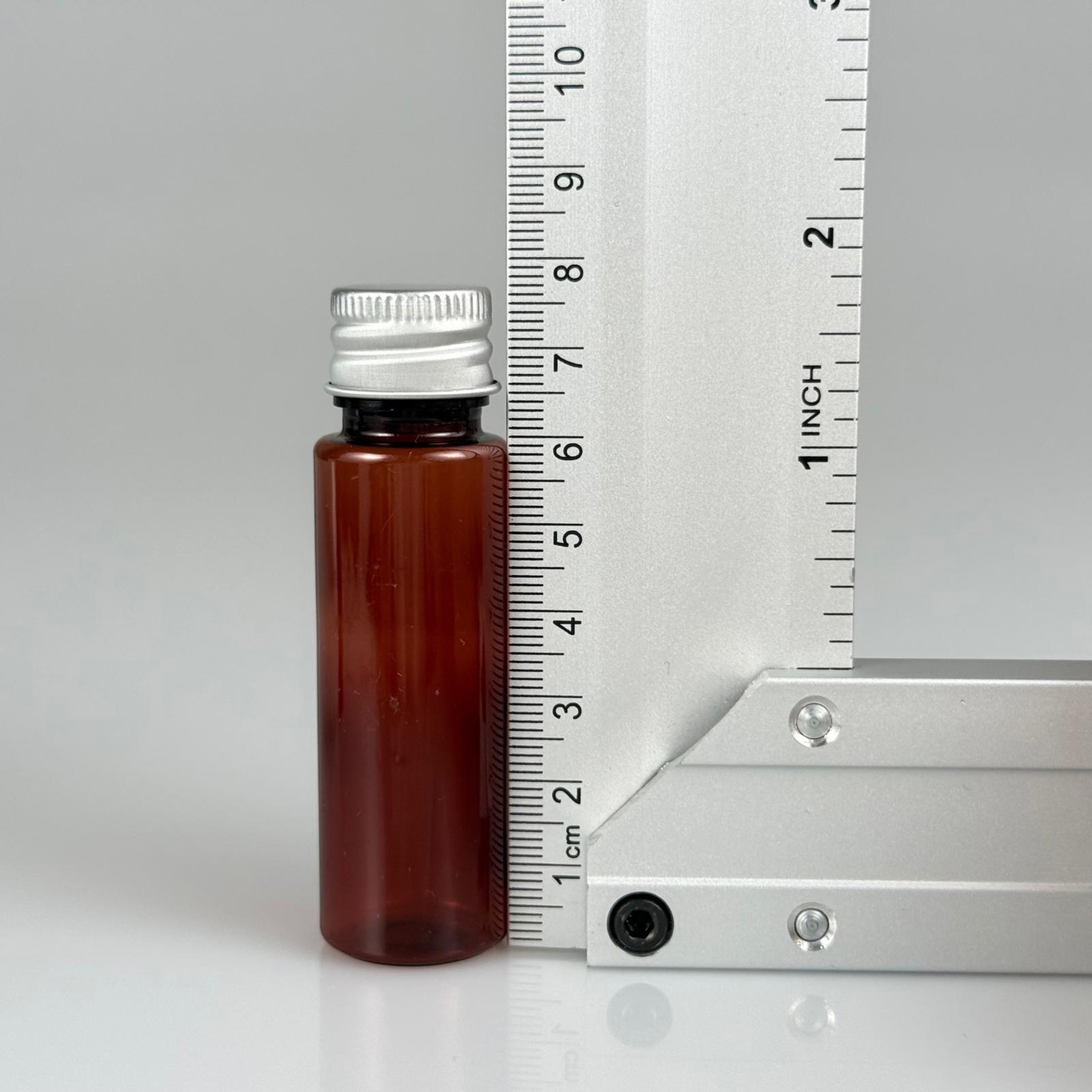 20 CC PET AMBER SHOT ŞİŞE - KÖPÜK CONTALI GÜMÜŞ ALÜMİNYUM METAL KAPAKLI + DAMLALIKLI KOLONYA TIPALI TAKIM - 20 ML KAHVERENGİ PLASTİK ŞİŞE
