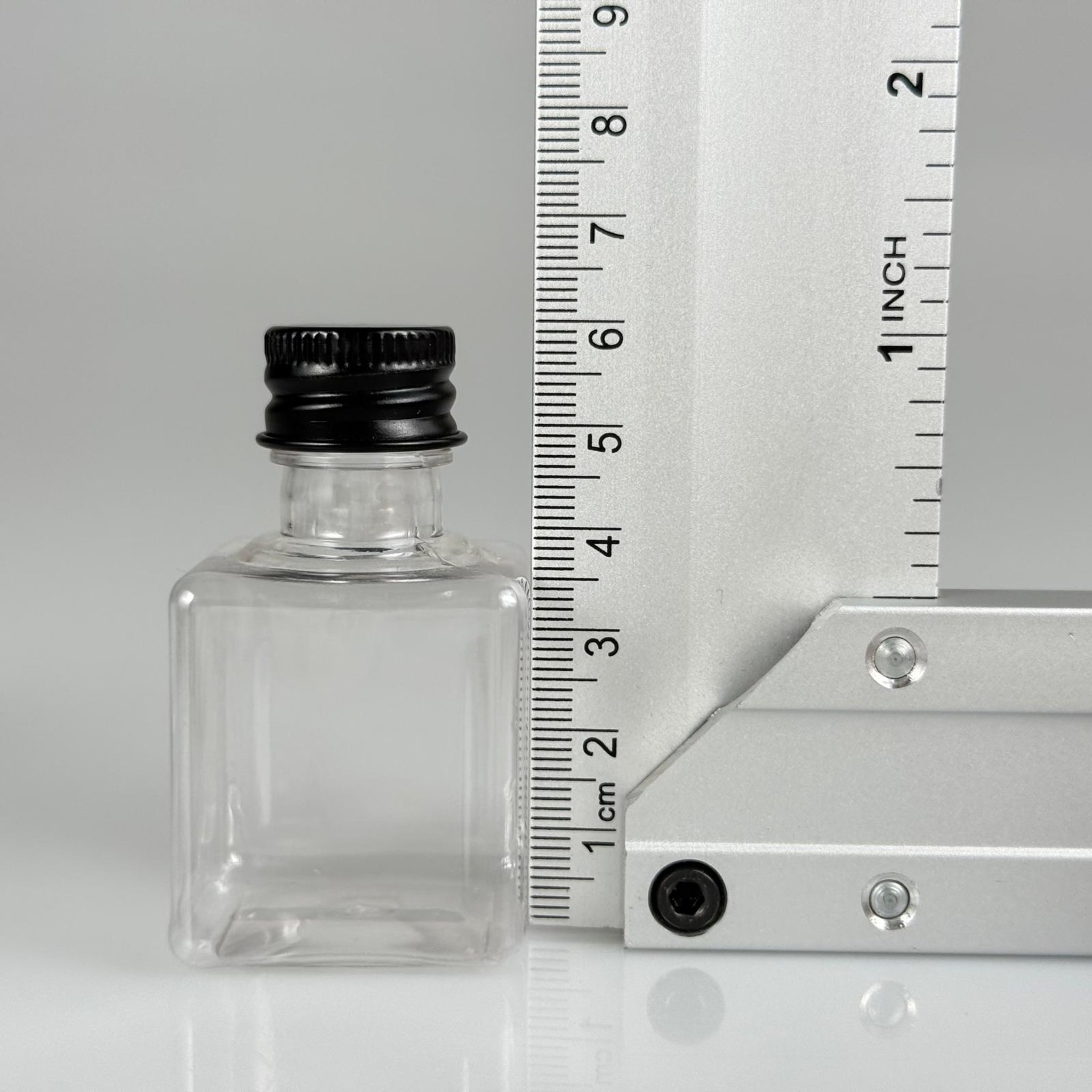 35 CC ŞEFFAF KARE PET ŞİŞE - KÖPÜK CONTALI SİYAH ALÜMİNYUM METAL KAPAKLI + KOLONYA TIPALI TAKIM - 35 ML ŞEFFAF KARE PET ŞİŞE