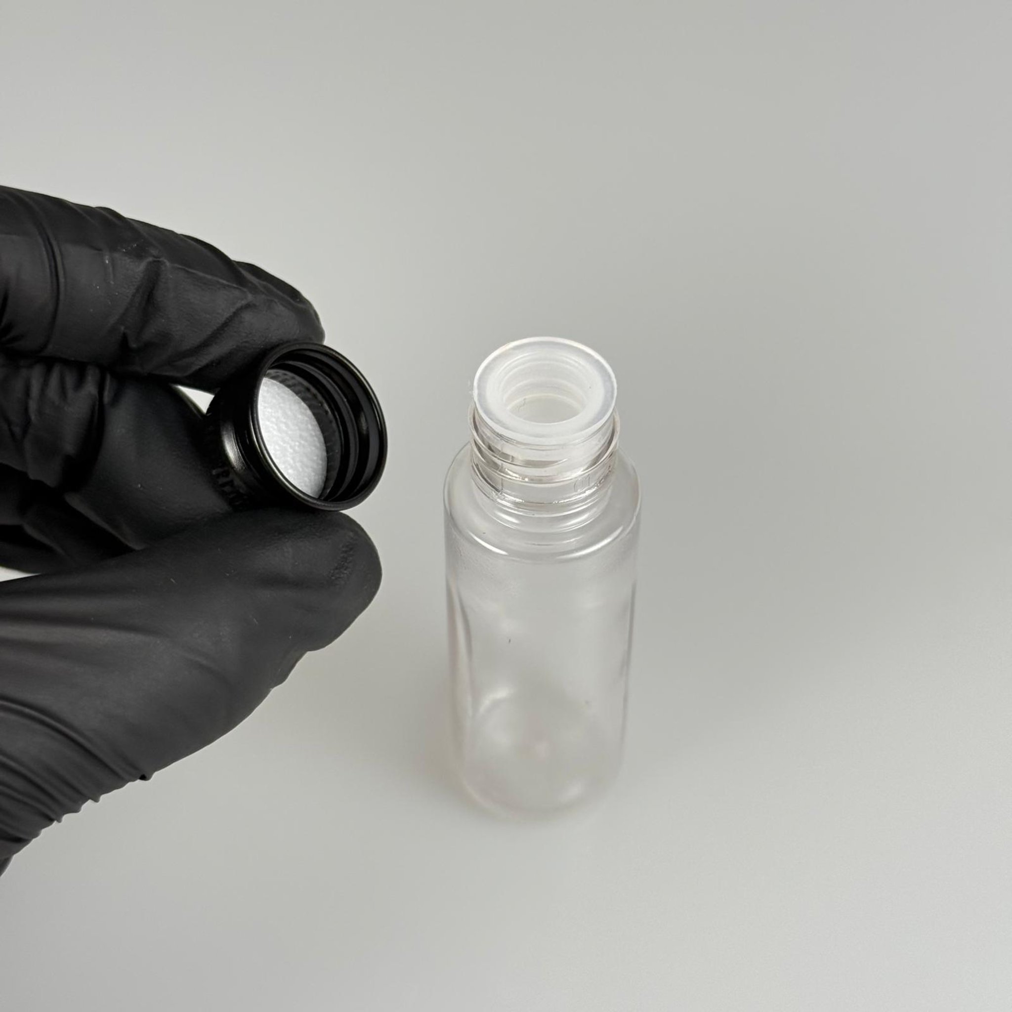 20 CC ŞEFFAF PET SHOT ŞİŞE - KÖPÜK CONTALI SİYAH ALÜMİNYUM METAL KAPAKLI + KÖR TIPALI TAKIM - 20 ML PLASTİK ŞİŞE