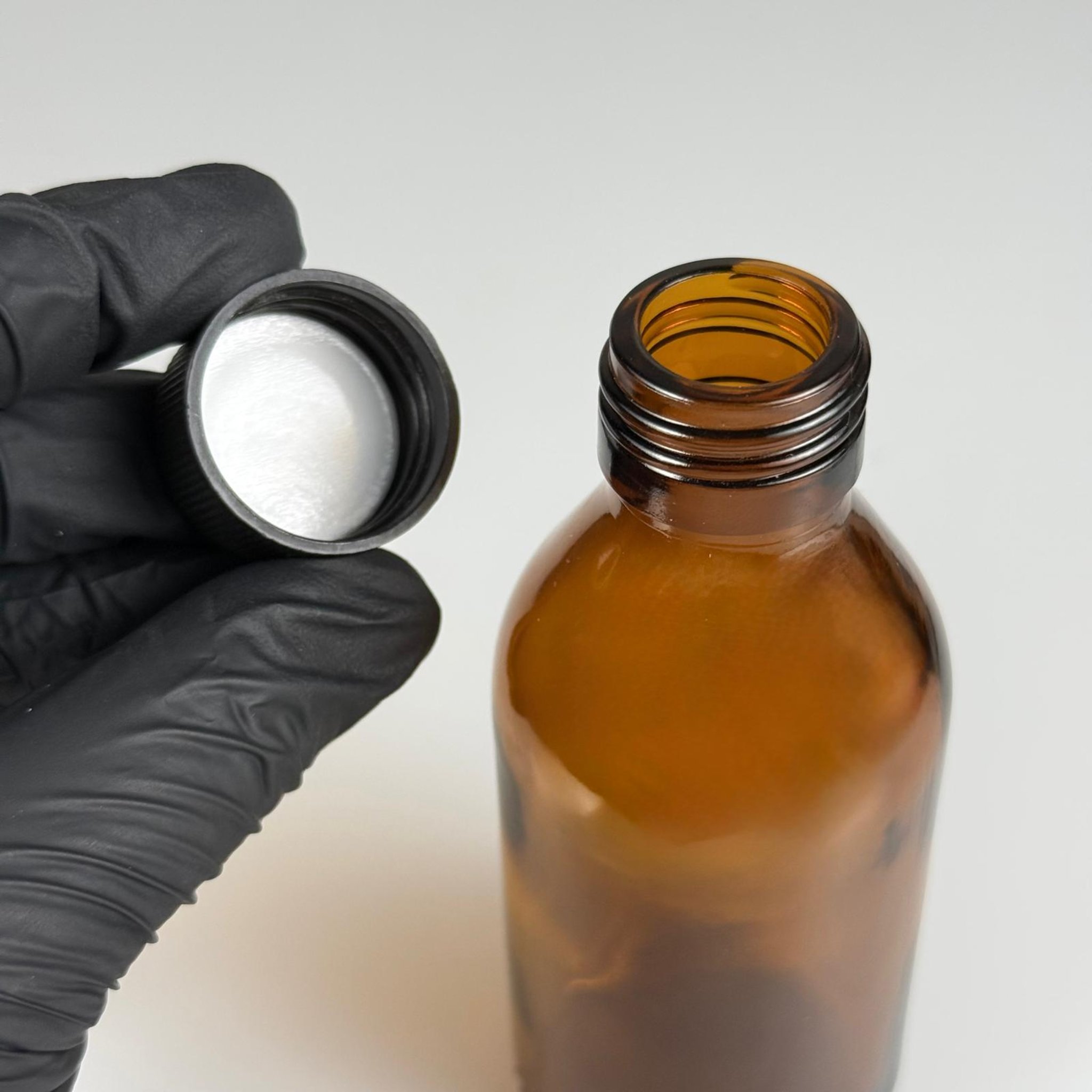 100 CC AMBER CAM ŞİŞE + SİYAH PLASTİK KAPAK + 15 ML ÖLÇEK TAKIM - 100 ML KAHVERENGİ BOŞ ŞURUP ŞİŞESİ (AĞIZ ÇAPI 25 MM)