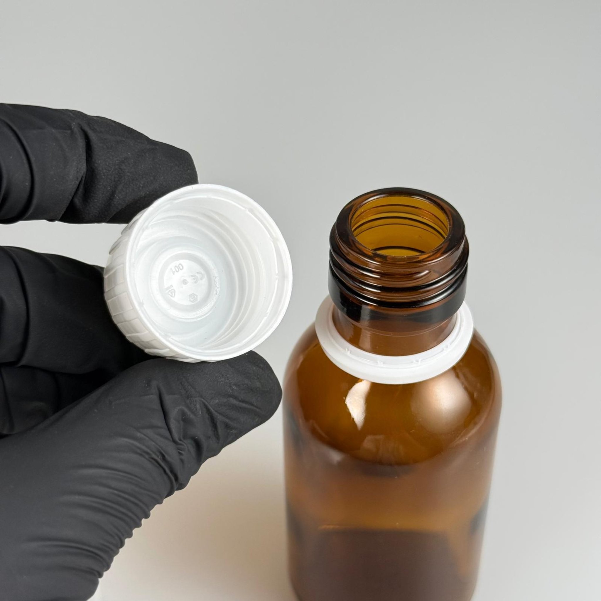 75 CC AMBER ECZA ŞİŞESİ + BEYAZ KİLİTLİ KAPAKLI + 15 ML ÖLÇEKLİ TAKIM - 75 AĞIZ KAHVERENGİ ŞURUP ŞİŞESİ