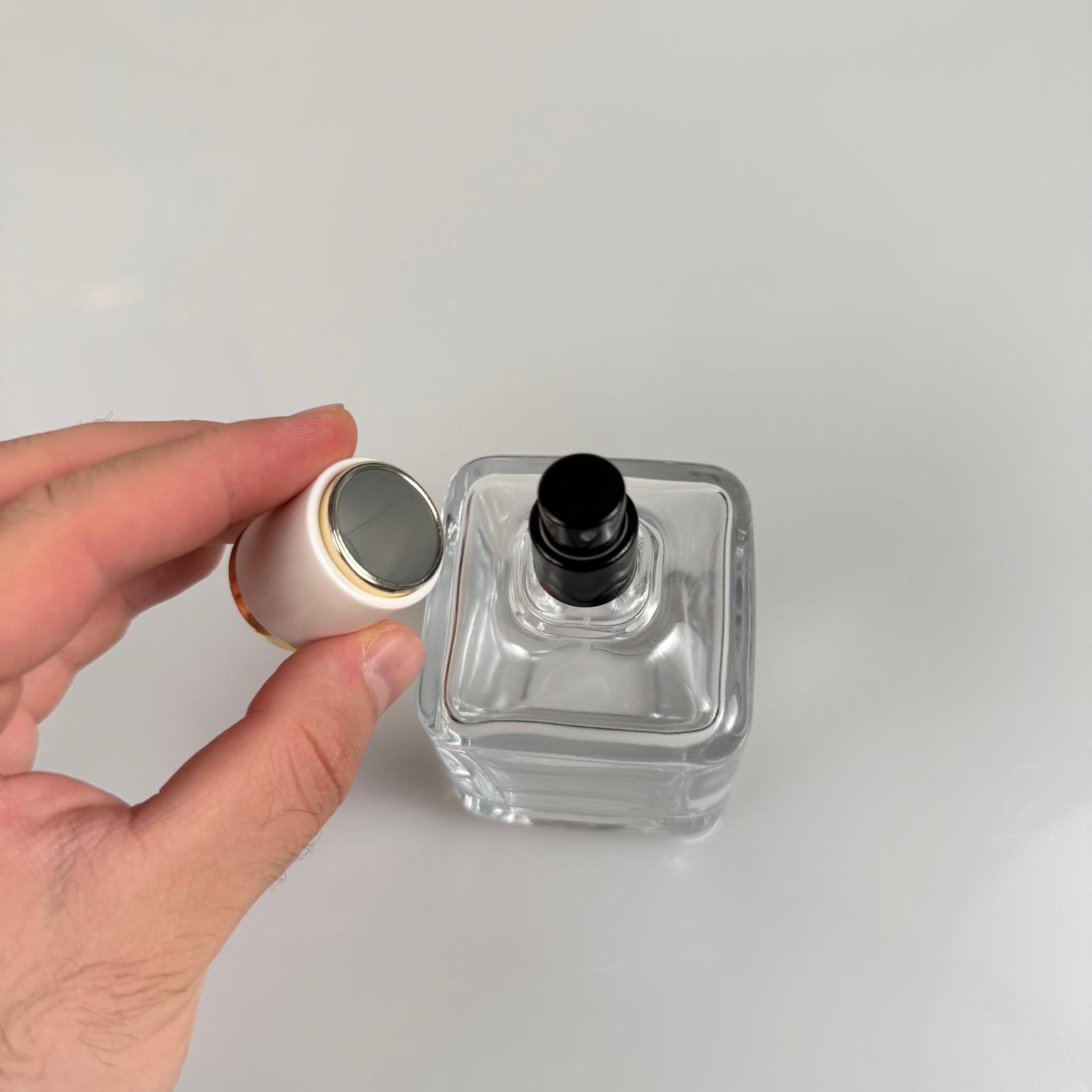 100 ML KARE MODEL LURA PARFÜM ŞİŞESİ - SİYAH METAL SPREYLİ + GOLD BEYAZ KAPAKLI (AĞIZ 15 MM GEÇME KOLAY KAPAMA)