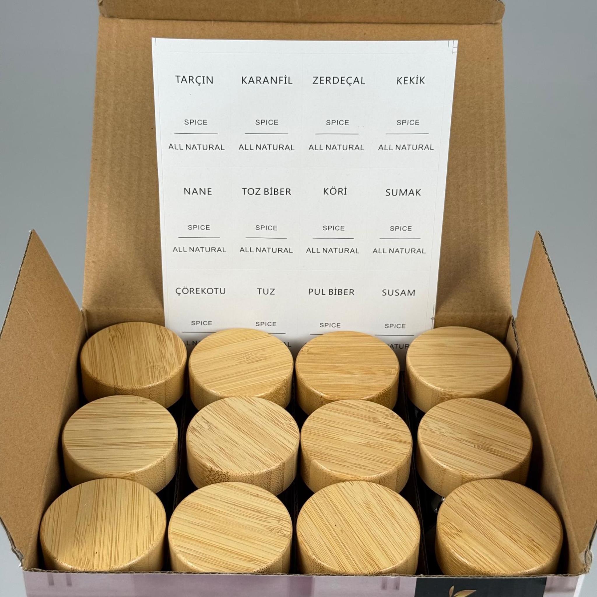 12 Lİ ETİKETLİ TAKIM 120 CC KARE BAHARAT KAVANOZU + BAMBU AHŞAP KAPAK + İÇ TIPA TAKIM - 120 ML KÖŞELİ PUL BİBER, KEKİK VS İÇİN DÜZENLEYİCİ CAM KAVANOZLARI - Baharatlık kavanozları