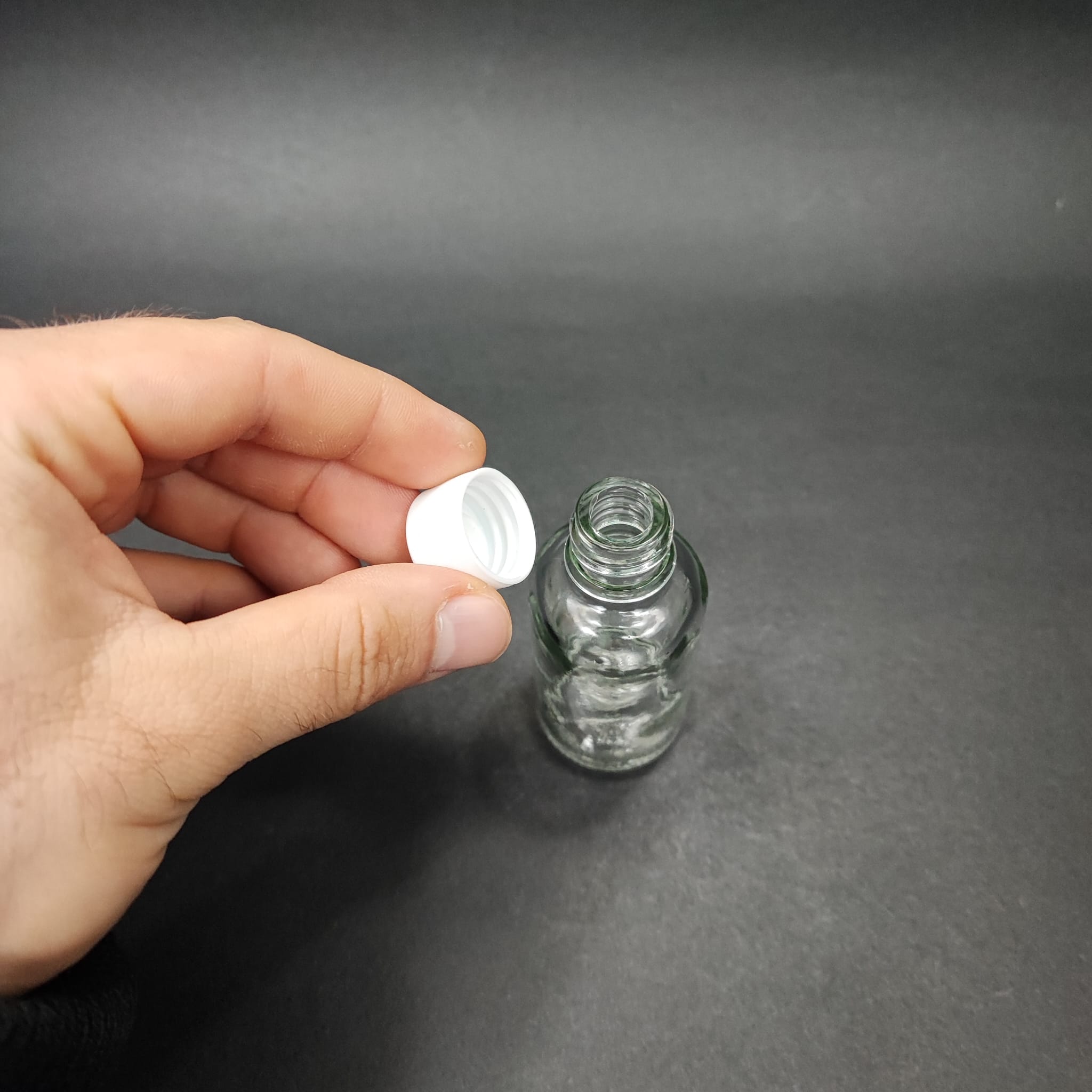 30 CC CAM ŞİŞE + KENDİNDEN CONTALI SIZDIRMAZ BEYAZ KAPAK - 30 ML KAPAKLI CAM ŞİŞE