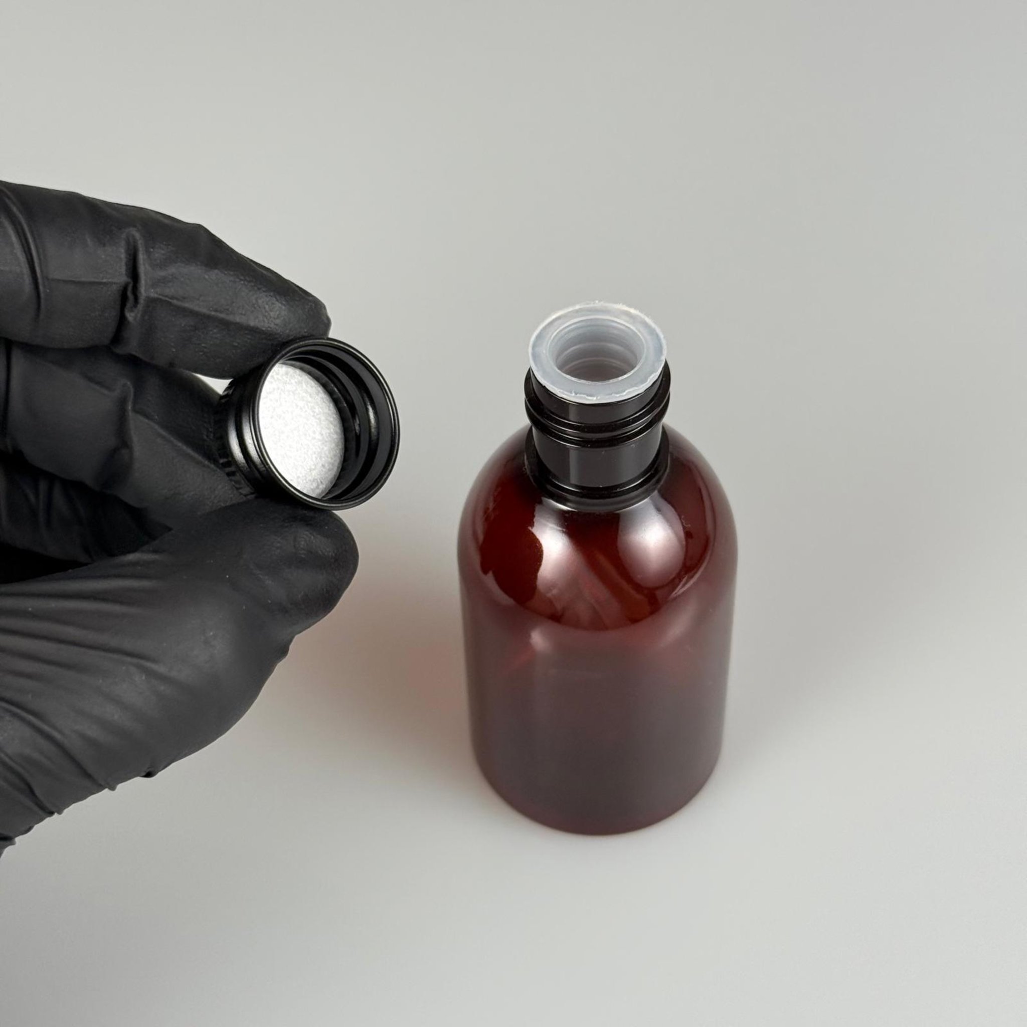 50  CC AMBER PET ŞİŞE + KÖPÜK CONTALI SİYAH ALÜMİNYUM METAL KAPAKLI + KÖR TIPALI TAKIM - 50 ML KAHVERENGİ PLASTİK ŞİŞE