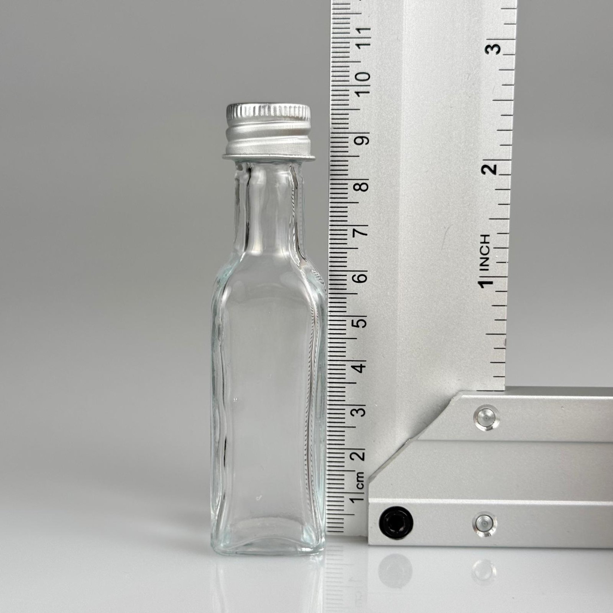 20 CC MARASKA KÖŞELİ KARE CAM ŞİŞE + GÜMÜŞ ALÜMİNYUM METAL KAPAKLI TAKIM - 20 ML ŞEFFAF CAM ŞİŞE