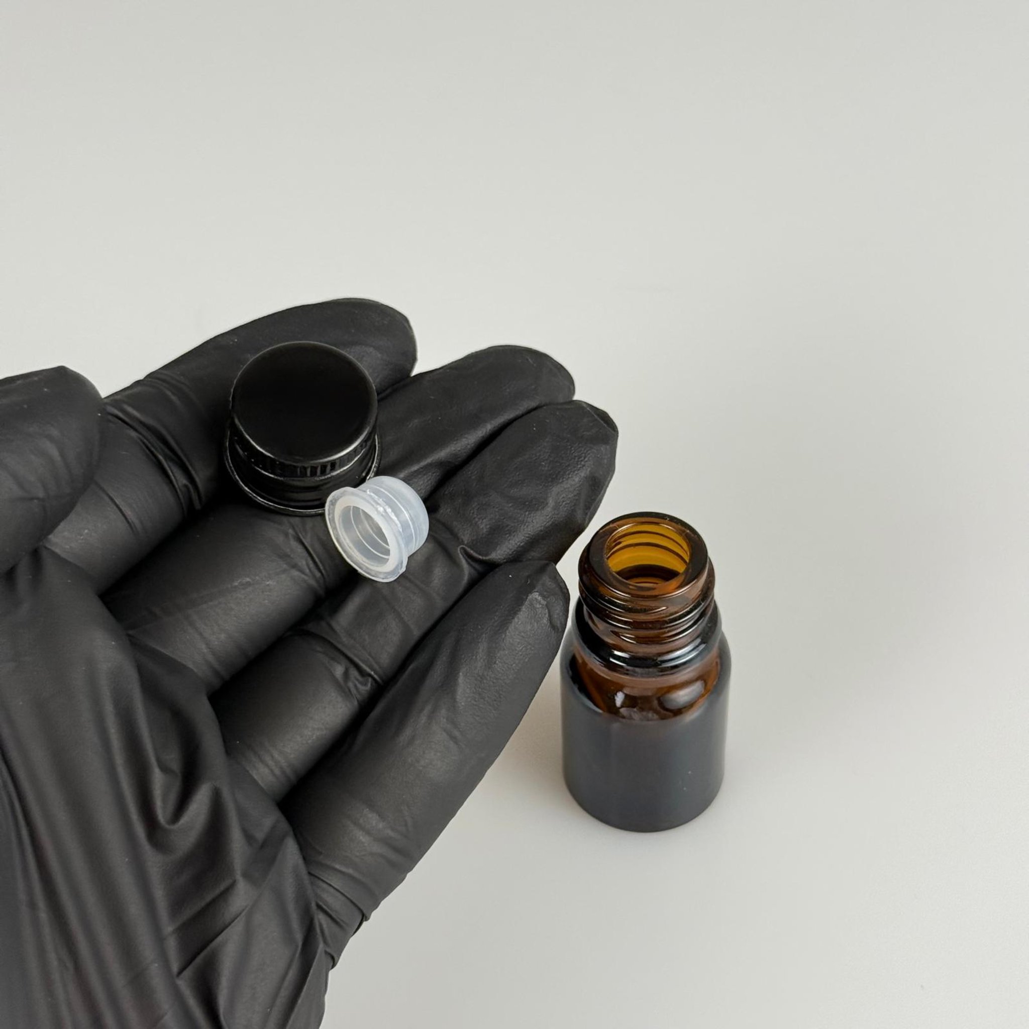3 CC AMBER CAM ŞİŞE + KÖPÜK CONTALI SİYAH ALÜMİNYUM METAL KAPAKLI + KÖR TIPALI TAKIM - 3 ML KAHVERENGİ CAM ŞİŞE