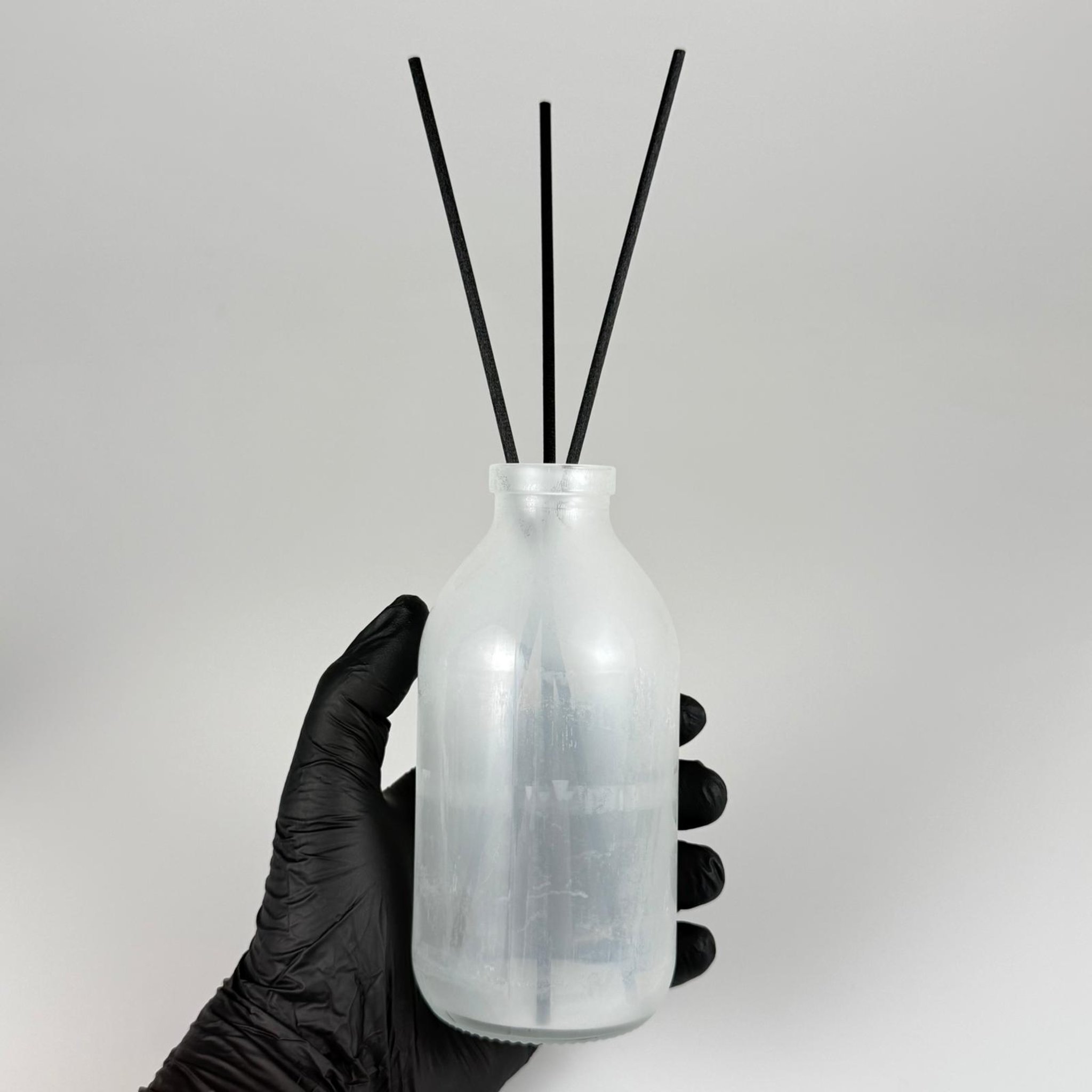 DİFFUSER BAMBU ODA KOKUSU ŞEŞELERİ - 250 CC ŞEFFAF SERUM ŞİŞE + KAUÇUK BUTİL TAPA (32 AĞIZ) + EMNİYET BANDI (ISI TABANCASI İLE UYGULANIR) + 3 ADET SİYAH (24 CM) FİBER BAMBU ÇUBUK