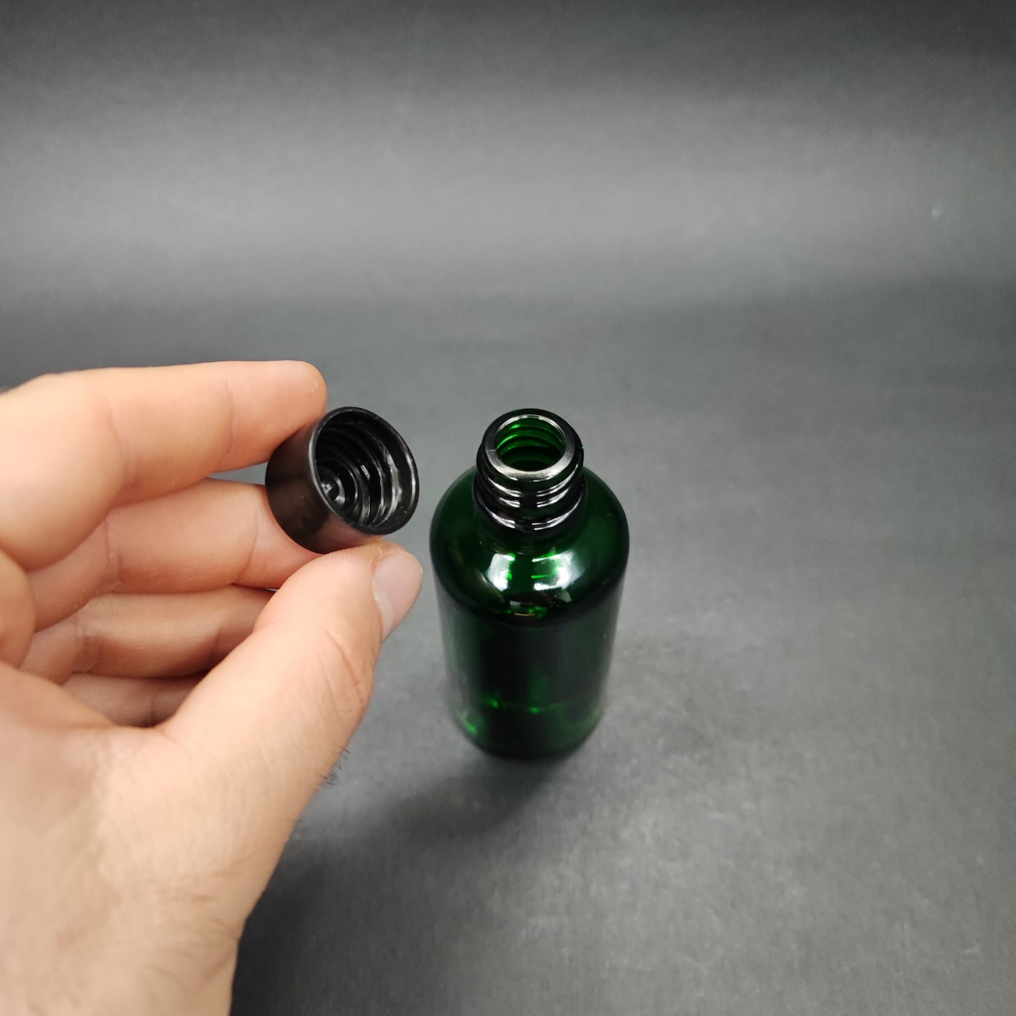 50 CC YEŞİL CAM ŞİŞE + KENDİNDEN CONTALI SIZDIRMAZ SİYAH KAPAK - 50 ML KAPAKLI CAM ŞİŞE