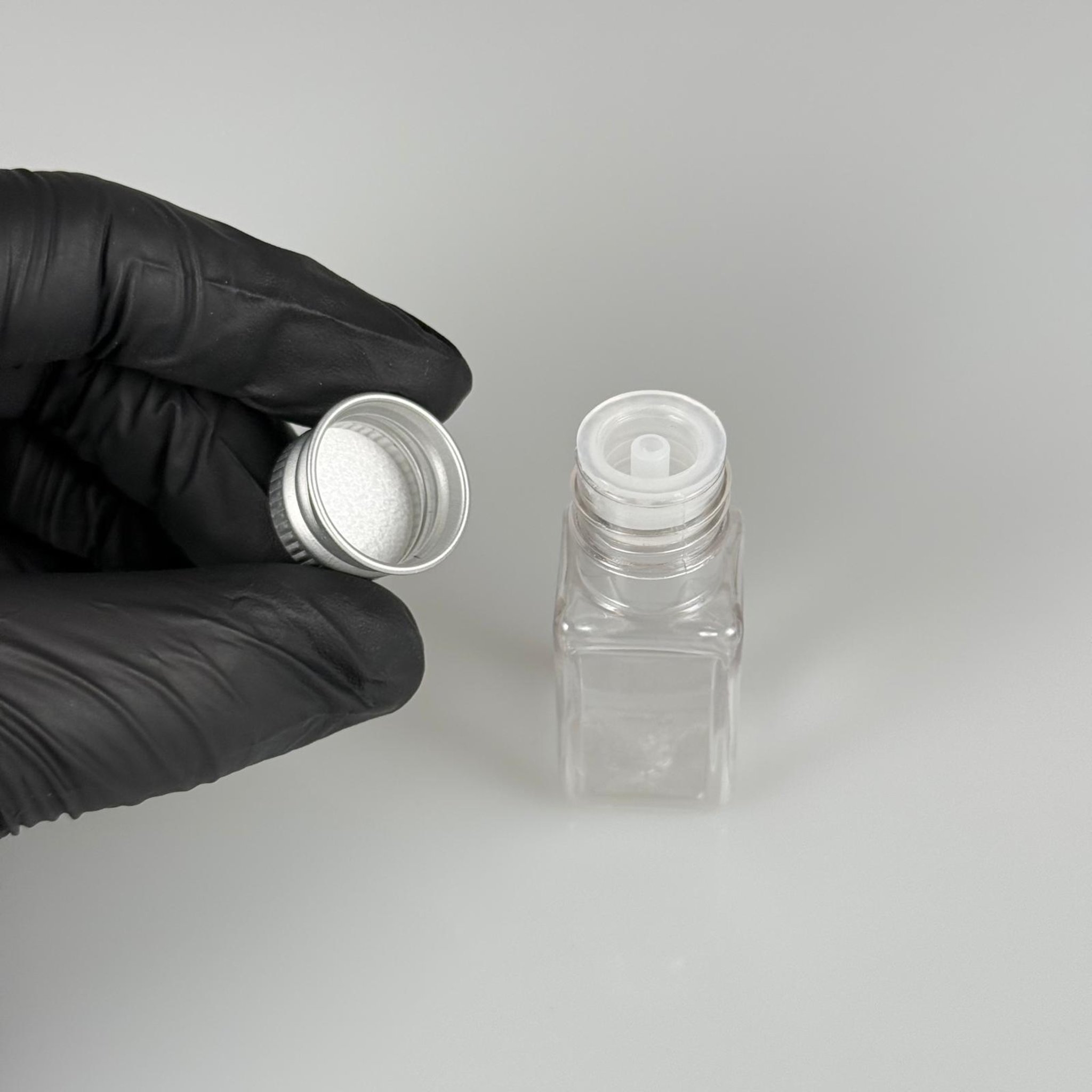 10 CC ŞEFFAF KARE PET SHOT ŞİŞE - KÖPÜK CONTALI GÜMÜŞ ALÜMİNYUM METAL KAPAKLI + DAMLALIKLI KOLONYA TIPALI TAKIM - 10 ML PLASTİK ŞİŞE