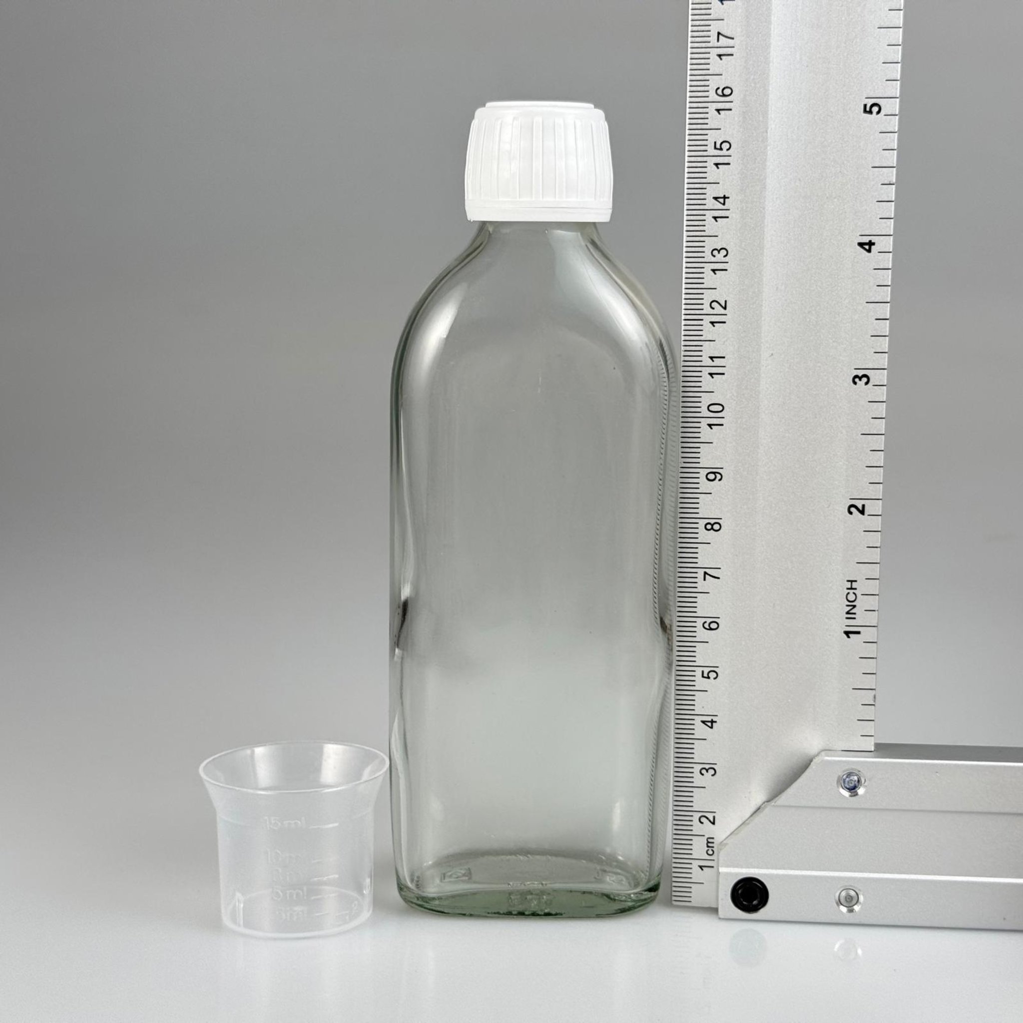 150 CC YASSI CAM ŞİŞE + BEYAZ KİLİTLİ PLASTİK KAPAK + 15 ML ÖLÇEK TAKIM - 150 ML YASSI CAM ŞİŞE