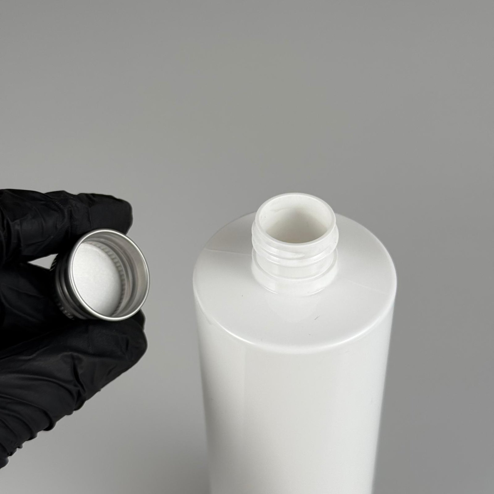 400 CC BEYAZ KÜT BOYUNLU SİLİNDİR PET ŞİŞE (30 GR - 24 AĞIZ ) + KÖPÜK CONTALI GÜMÜŞ METAL ALÜMİNYUM KAPAKLI TAKIM - 400 ML  KAPAKLI BEYAZ PLASTİK ŞİŞELER
