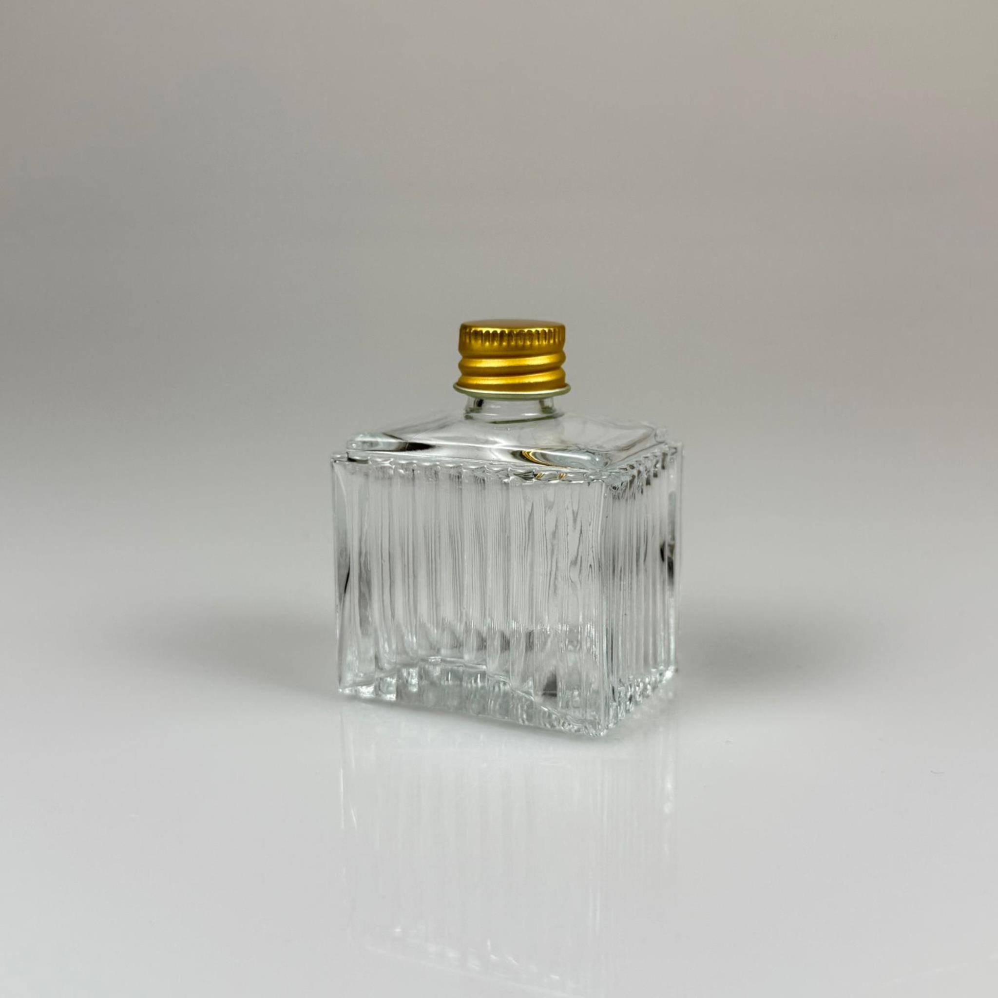 50 CC KÖŞELİ DESENLİ ÇİZGİLİ CAM ŞİŞE - GOLD METAL KAPAKLI - 50 ML PRESTİJLİ ŞİŞE