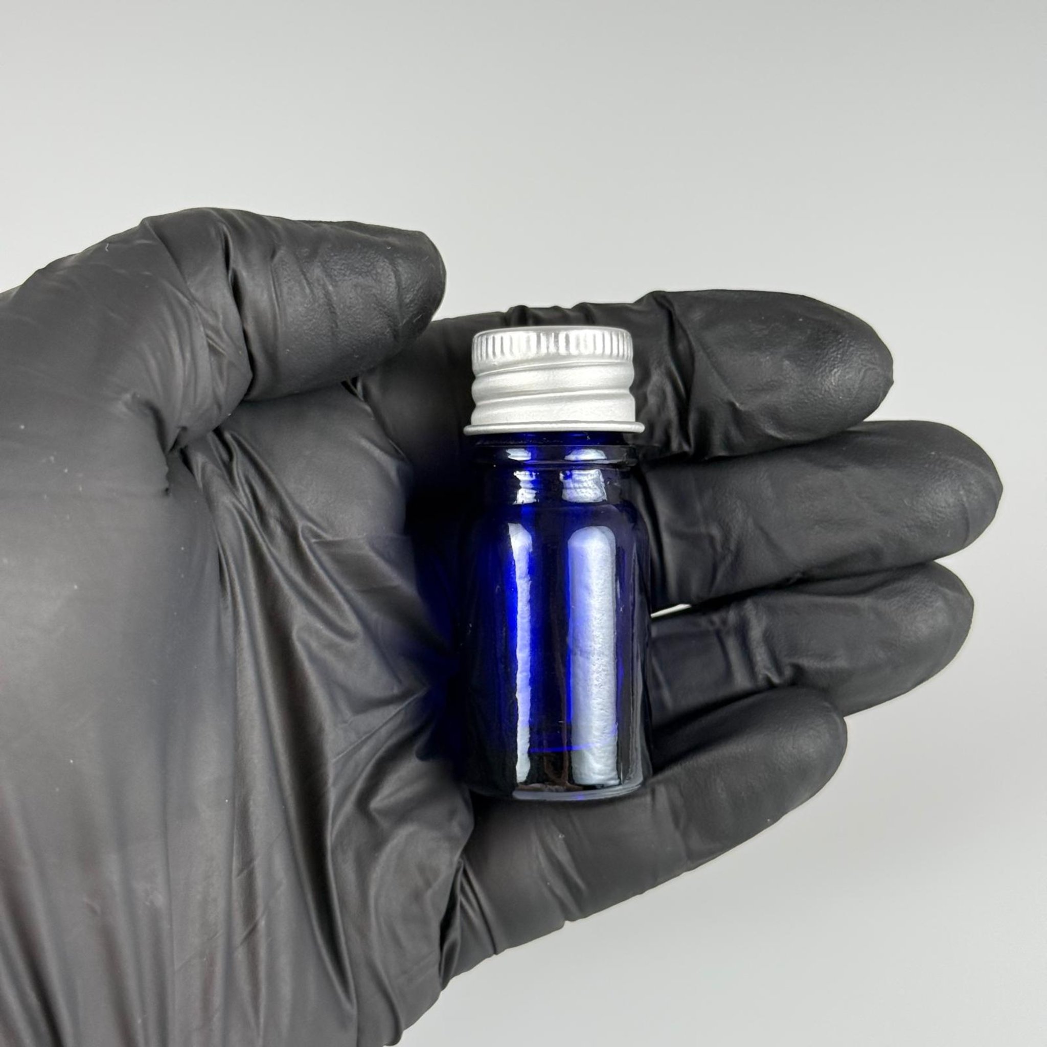 5 CC MAVİ CAM ŞİŞE + KÖPÜK CONTALI GÜMÜŞ ALÜMİNYUM METAL KAPAKLI + DAMLALIKLI KOLONYA TIPALI TAKIM - 5 ML MAVİ CAM ŞİŞE