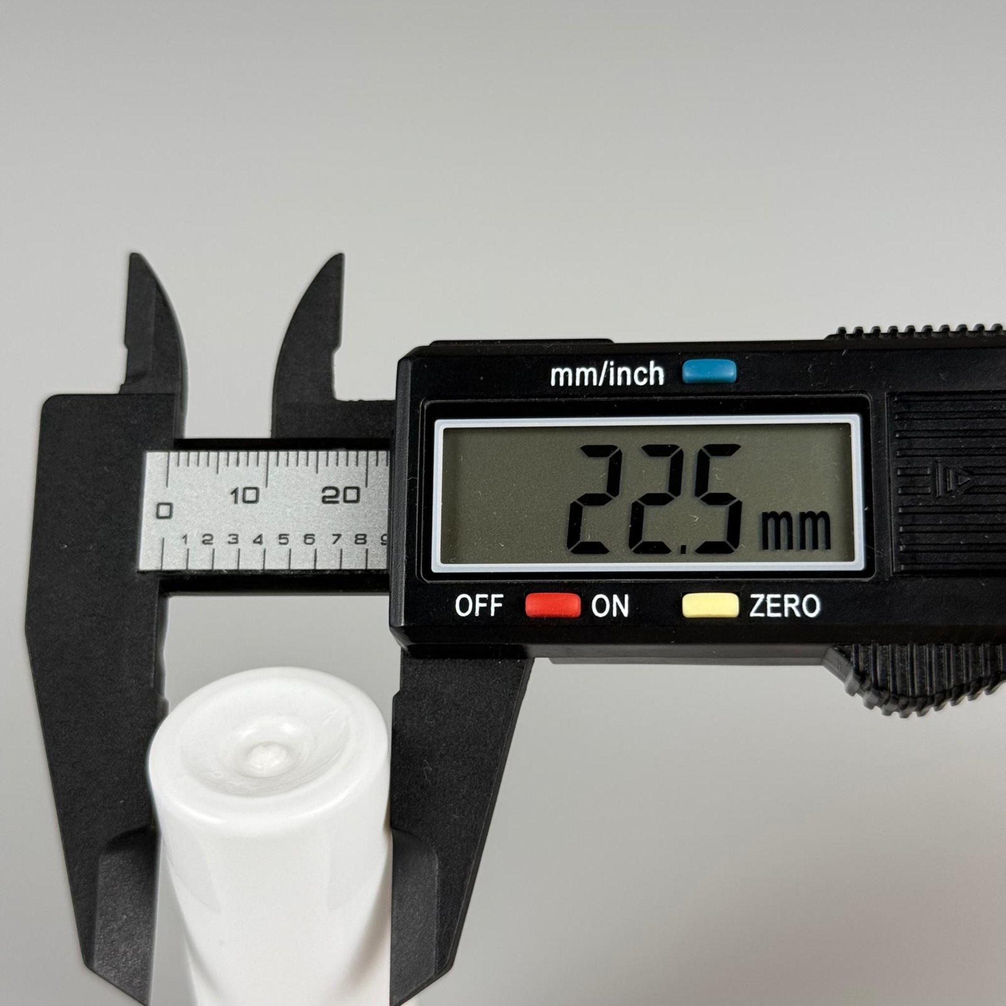 15 CC BEYAZ SİLİNDİR PET ŞİŞE + KÖPÜK CONTALI SİYAH ALÜMİNYUM METAL KAPAKLI + DAMLALIKLI KOLONYA TIPALI TAKIML - 15 ML BEYAZ PET ŞİŞE
