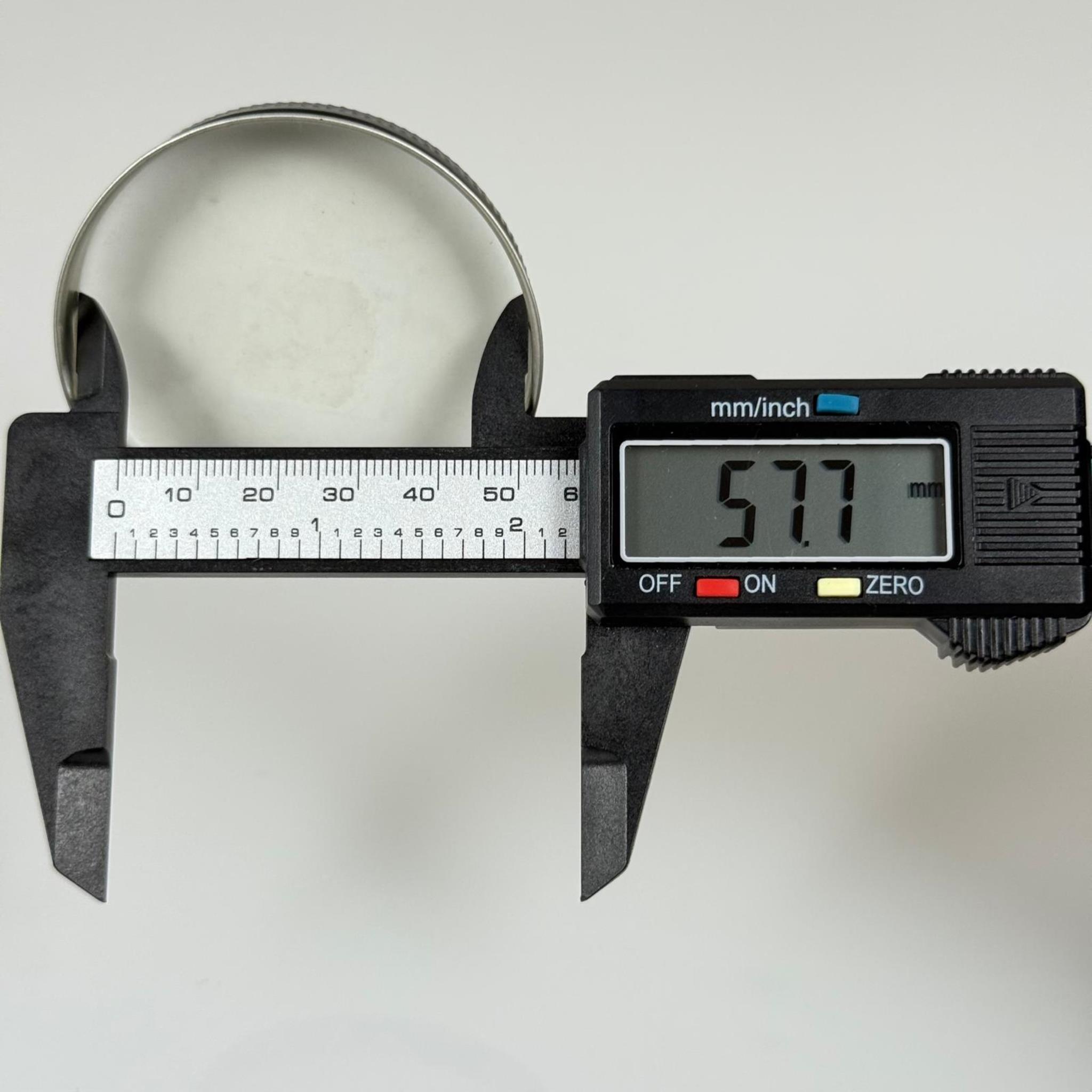 57 MM VİDALI PARLAK SİYAH METAL KAPAK (ŞİŞECAM 50 CC CAM KREM KAVANOZU KAPAĞI)