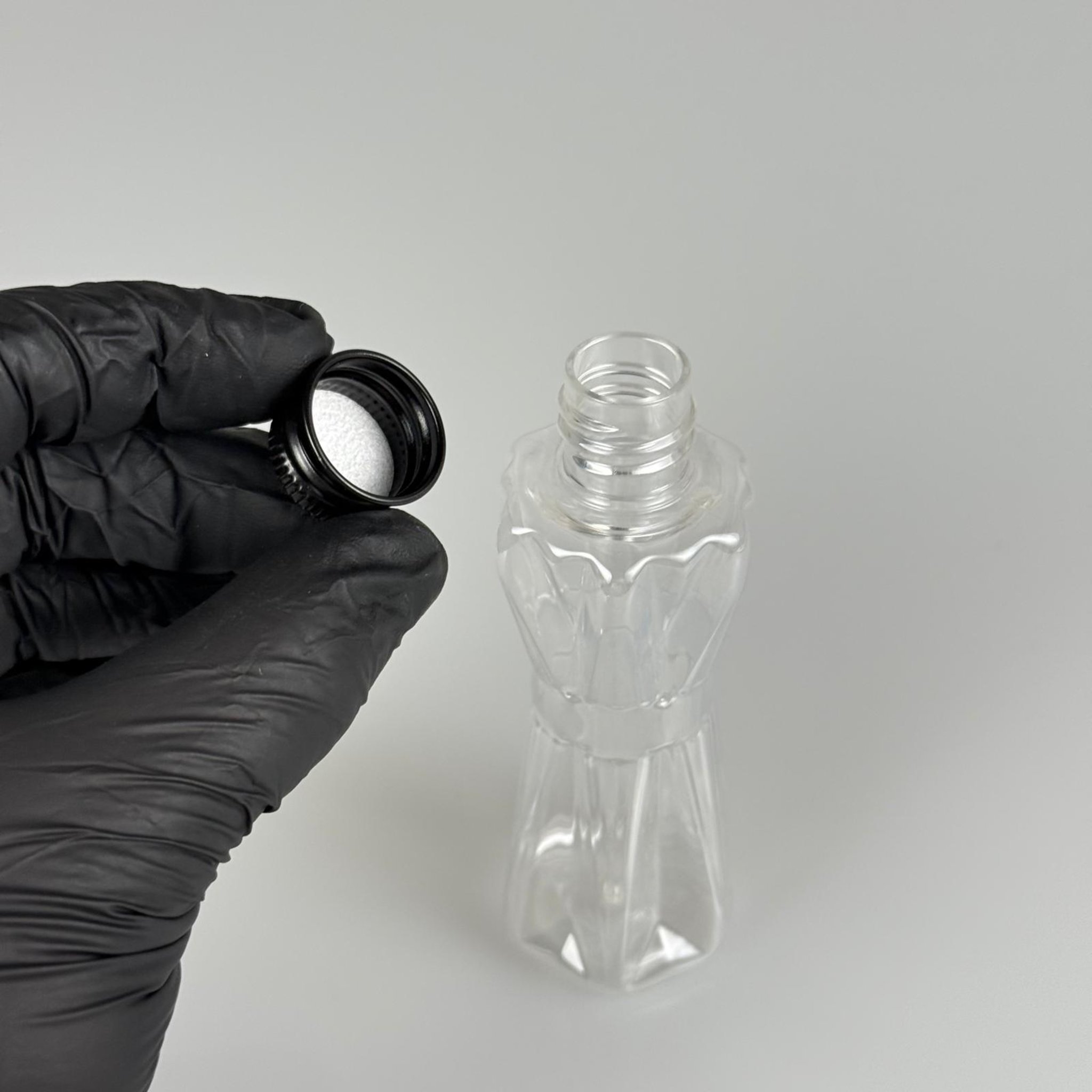 50 CC ELMAS MODEL PET ŞİŞE + KÖPÜK CONTALI SİYAH ALÜMİNYUM METAL KAPAKLI TAKIM - 50 ML PLASTİK ŞİŞE