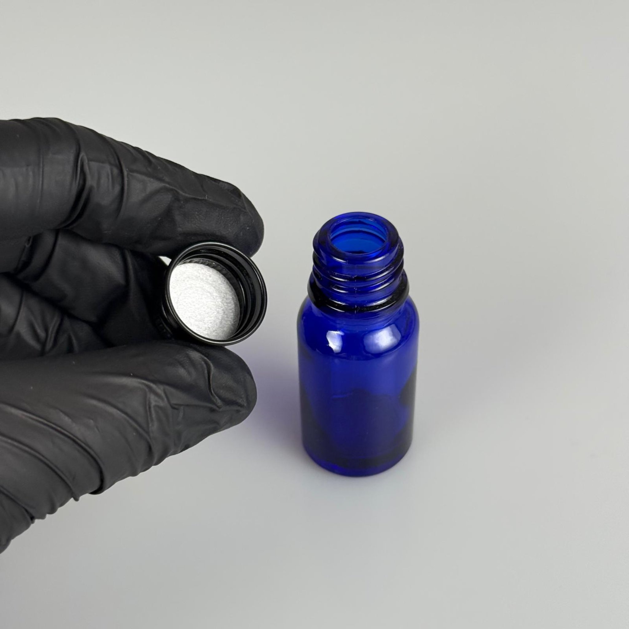 10 CC MAVİ CAM ŞİŞE + KÖPÜK CONTALI SİYAH ALÜMİNYUM METAL KAPAKLI TAKIM - 10 ML MAVİ CAM ŞİŞE