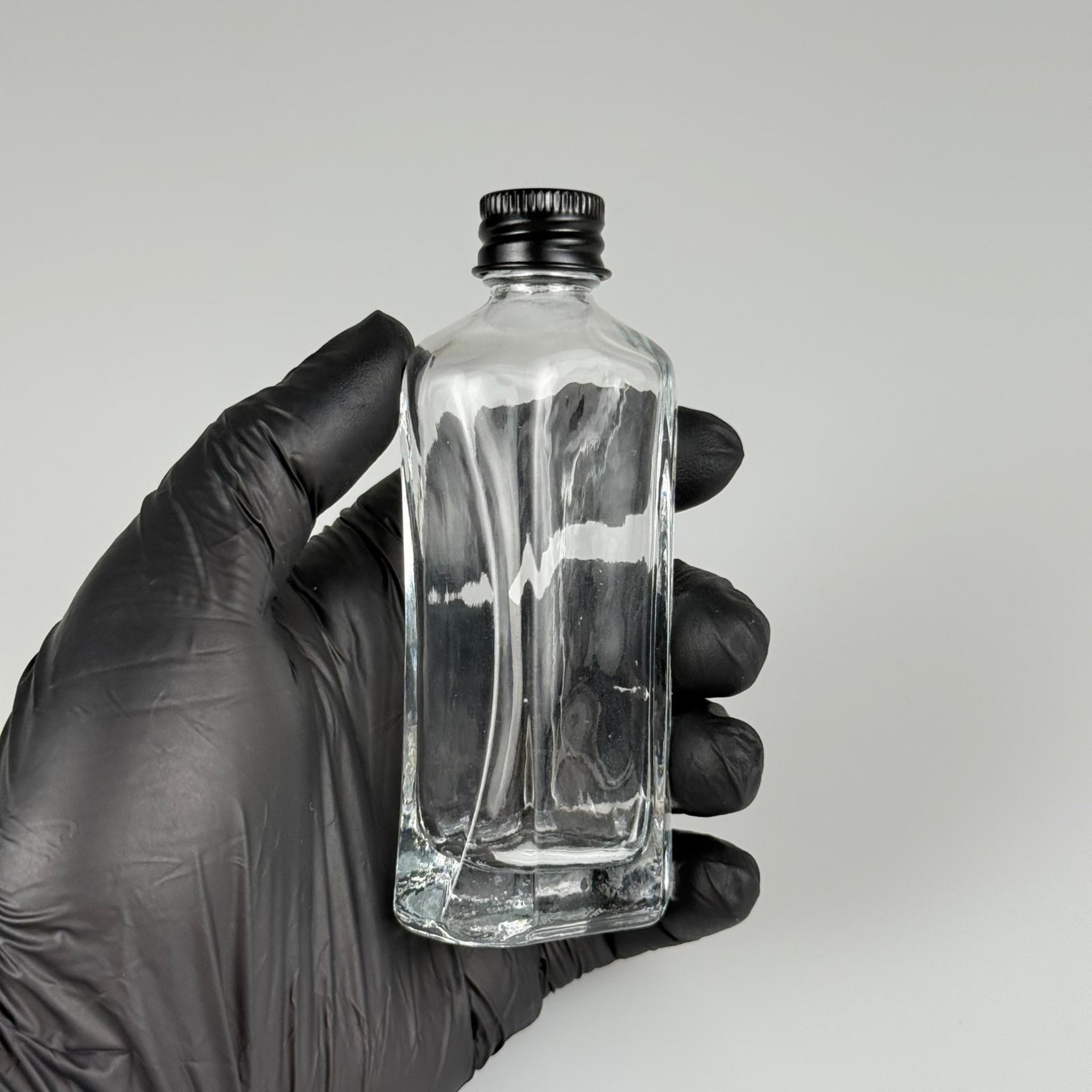 50 CC MİLANO MODEL CAM ŞİŞE + SİYAH ALÜMİNYUM METAL KAPAKLI TAKIM - 50 ML LÜKS CAM ŞİŞE (CAMIN KALINLIĞI İLE İLGİLİ + - 5 ML TOLERANS OLABİLİR)
