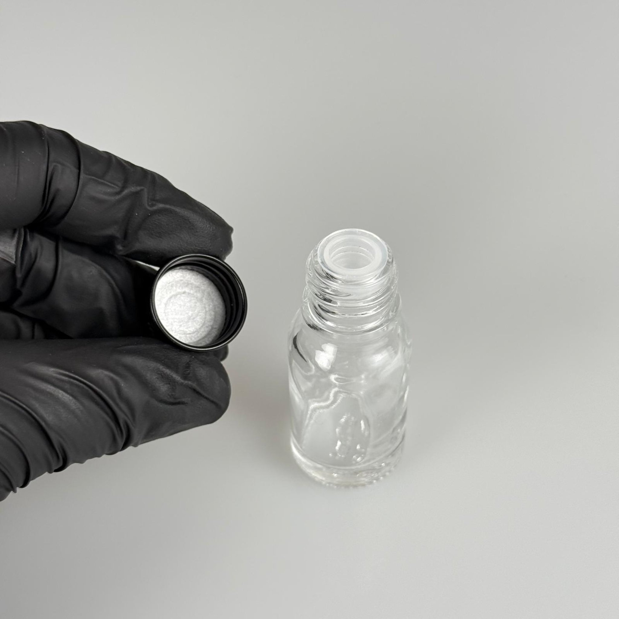 10 CC ŞEFFAF CAM ŞİŞE + KÖPÜK CONTALI SİYAH ALÜMİNYUM METAL KAPAKLI + KÖR TIPALI TAKIM - 10 ML ŞEFFAF CAM ŞİŞE