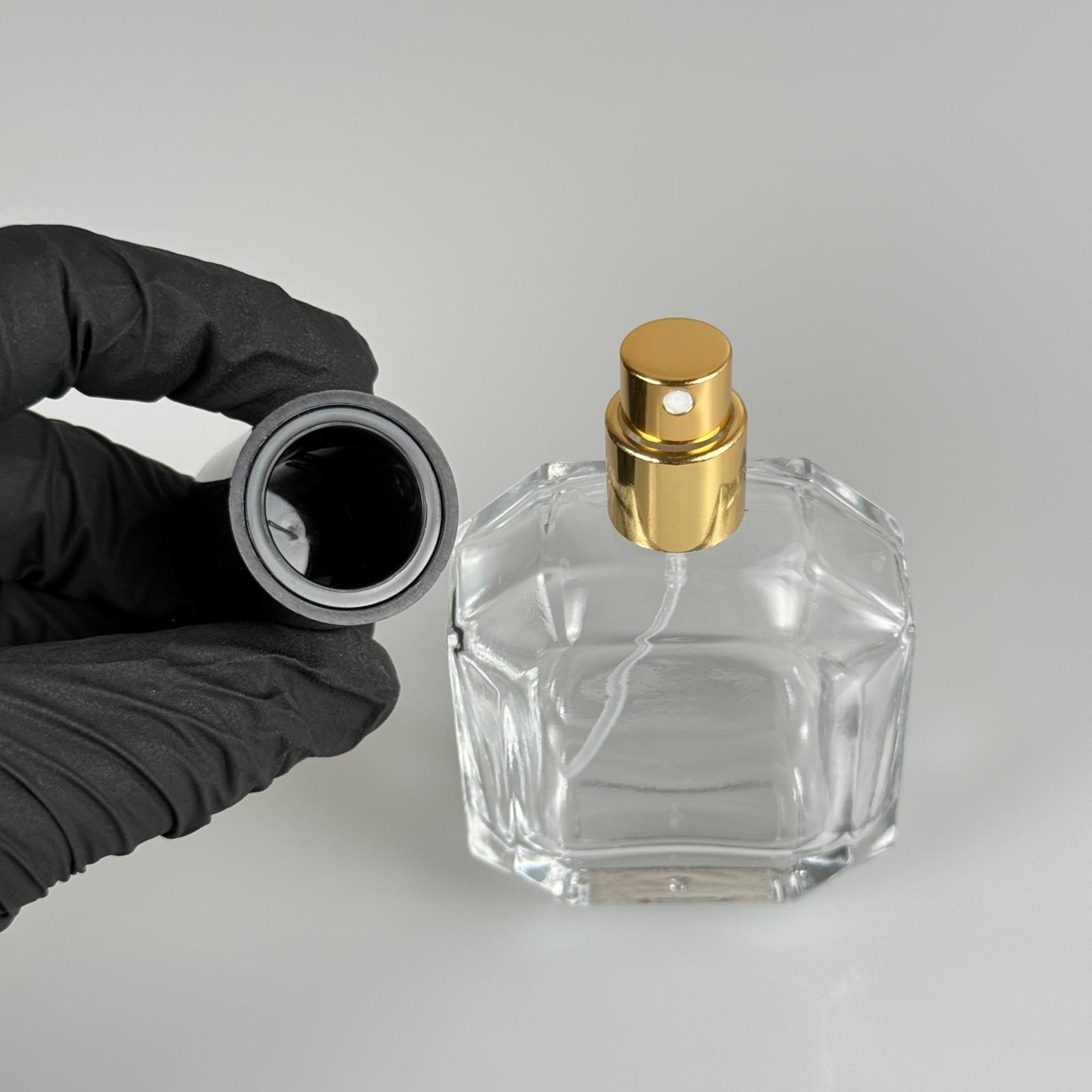 50 ML KAZABLANKA MODEL KÖŞELİ PARFÜM ŞİŞESİ + GOLD METALE METAL SPREY + SİYAH POLO KAPAKLI SET (AĞIZ 13 MM VİDALI) TEKRAR DOLDURULABİLİR