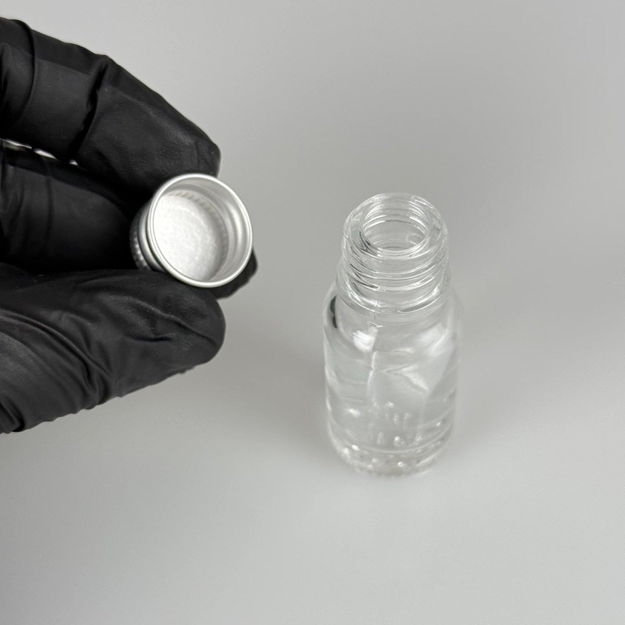 10 CC ŞEFFAF CAM ŞİŞE + KÖPÜK CONTALI GÜMÜŞ ALÜMİNYUM METAL KAPAKLI TAKIM - 10 ML ŞEFFAF CAM ŞİŞE