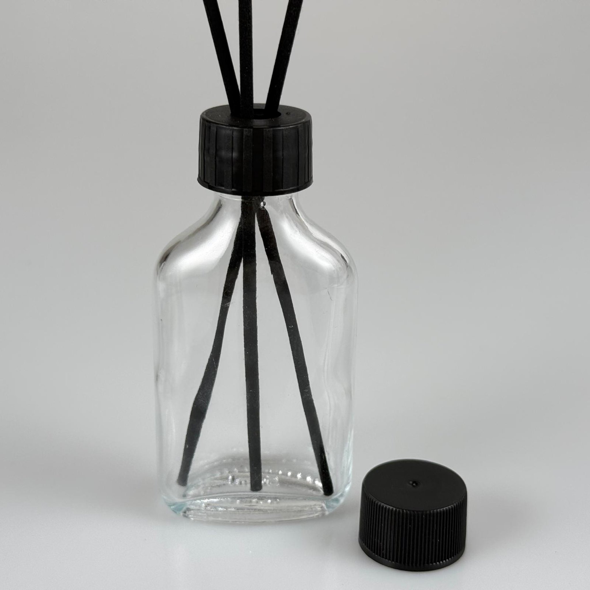 50 CC YASSI CAM BAMBU ODA KOKUSU ŞİŞESİ - 50 ML ÇUBUKLU BAMBU ODA KOKUSU ŞİŞESİ - DİFÜZÖR ŞİŞE- CAM ŞİŞE + SİYAH VİDALI DELİKLİ KAPAK + SİYAH VİDALI KAPAK + 3 ADET FİBER SİYAH BAMBU ÇUBUK