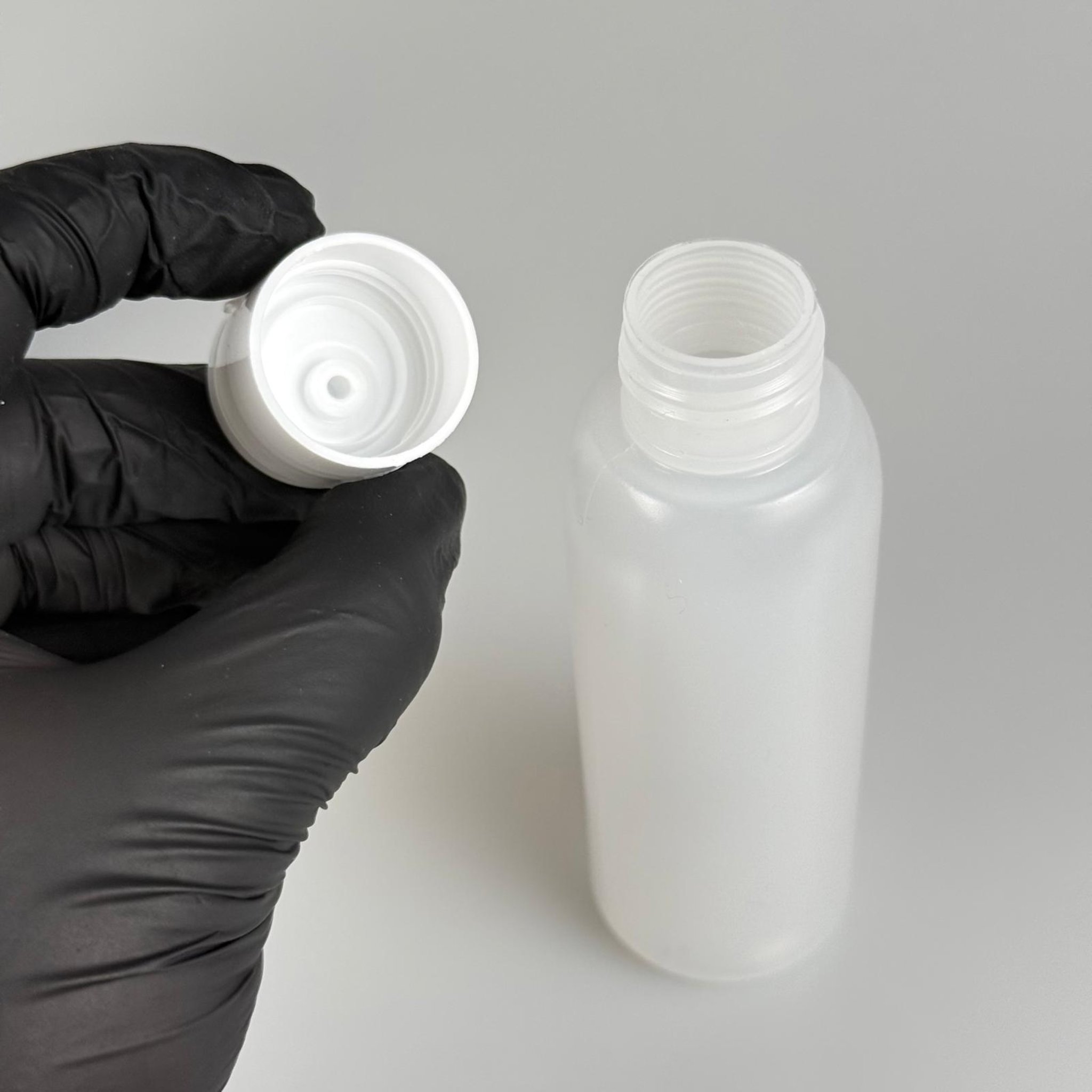 100 ML SIKILABİLİR YUMUŞAK PE POLİETİLEN PLASTİK ŞİŞE - BEYAZ FLİPTOP ŞAMPUAN KAPAKLI - 100 cc sos, yağ, kartuş, mürekkep vb için boş şişeler