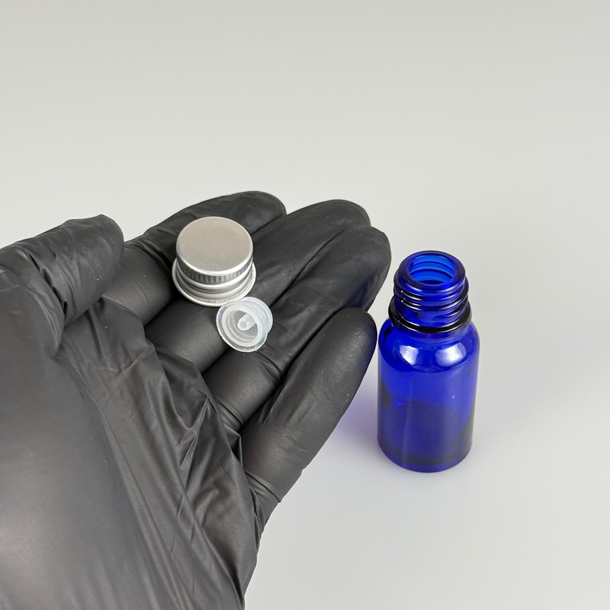 10 CC MAVİ CAM ŞİŞE + KÖPÜK CONTALI GÜMÜŞ ALÜMİNYUM METAL KAPAKLI + DAMLALIKLI KOLONYA TIPALI TAKIM - 10 ML MAVİ CAM ŞİŞE