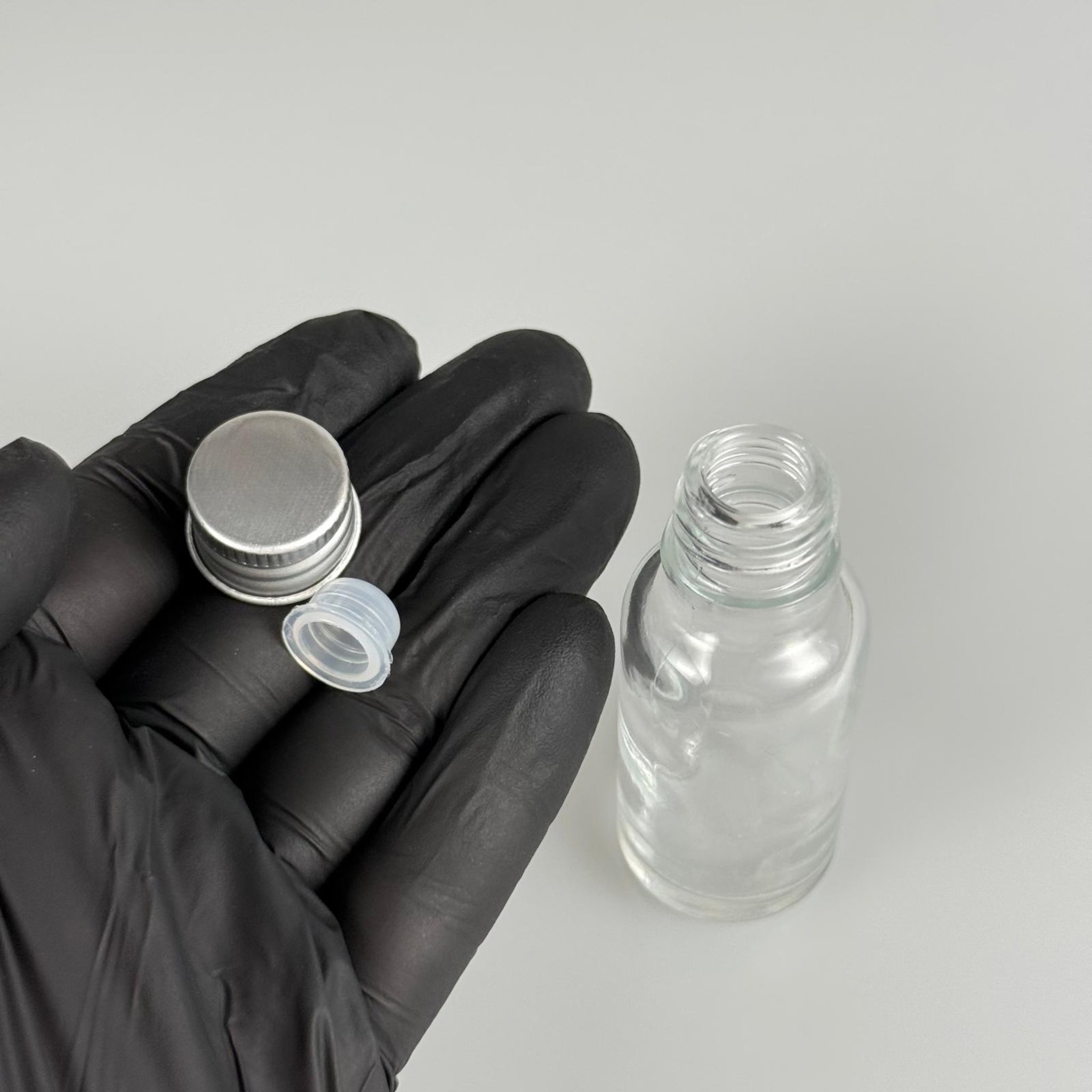 20 CC ŞEFFAF CAM ŞİŞE + KÖPÜK CONTALI GÜMÜŞ ALÜMİNYUM METAL KAPAKLI + KÖR TIPALI TAKIM - 20 ML ŞEFFAF CAM ŞİŞE