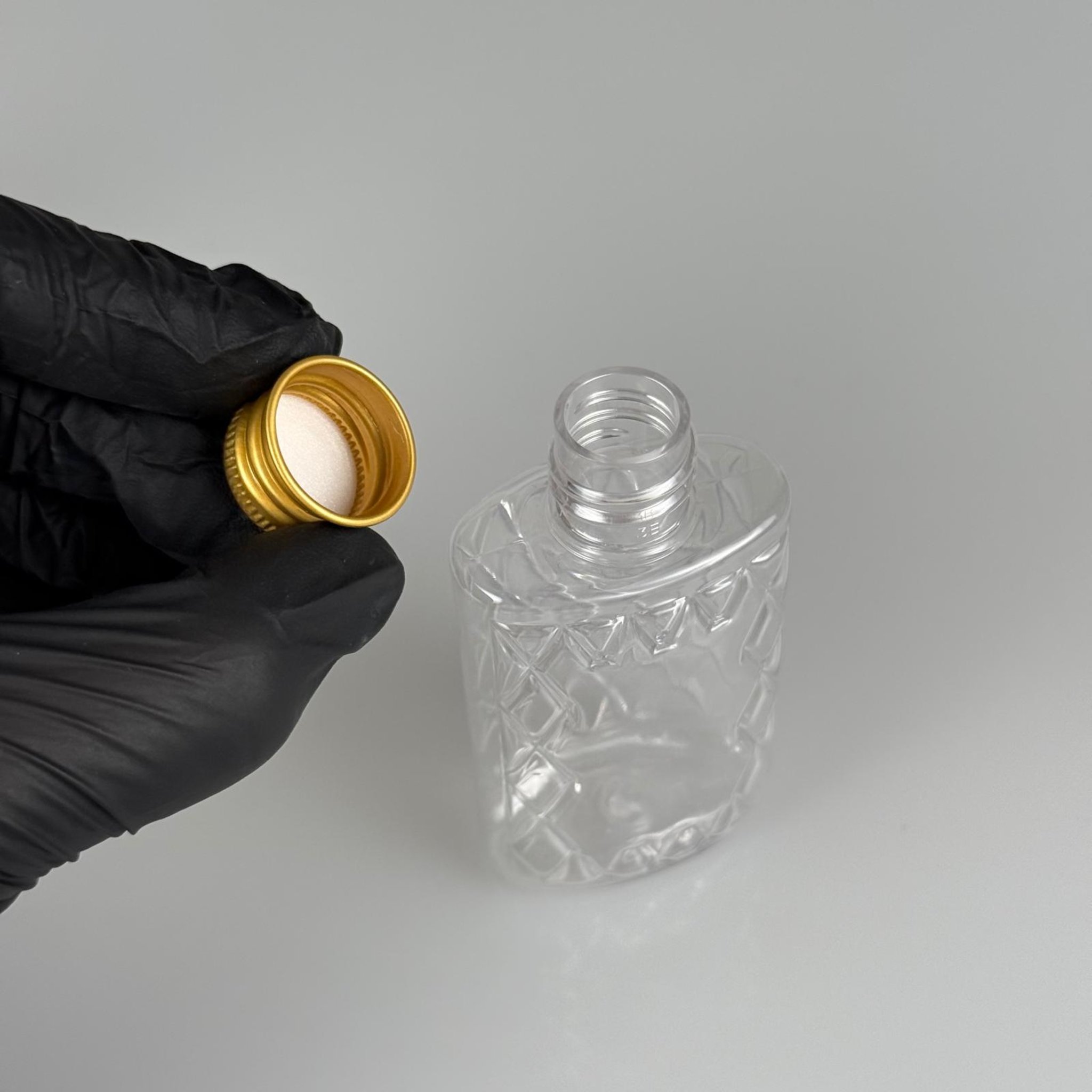 50 CC KÖŞELİ ŞEFFAF PET ŞİŞE + KÖPÜK CONTALI GOLD ALÜMİNYUM METAL KAPAKLI TAKIM - 50 ML PET ŞİŞE