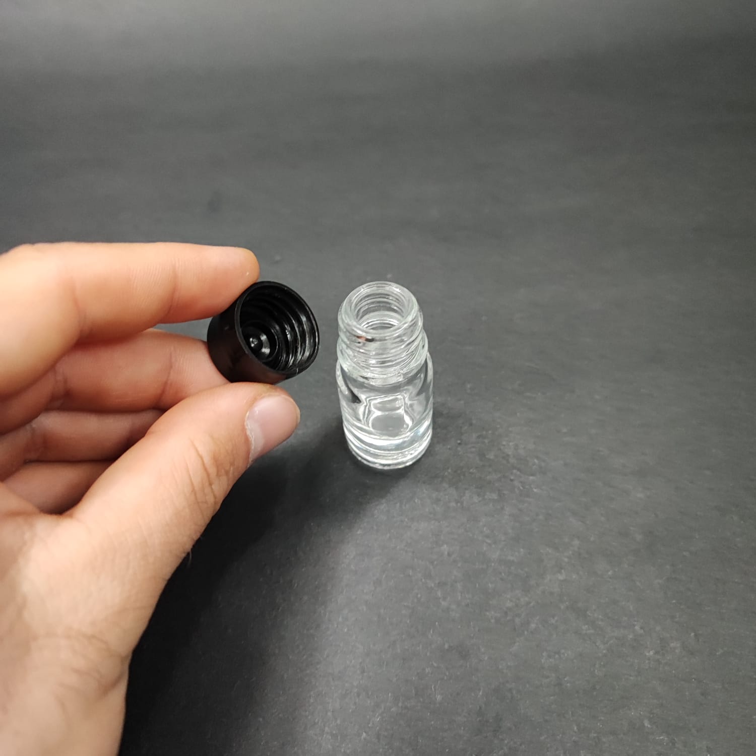 5 CC ŞEFFAF CAM ŞİŞE + KENDİNDEN CONTALI SIZDIRMAZ SİYAH KAPAK - 20 ML KAPAKLI CAM ŞİŞE