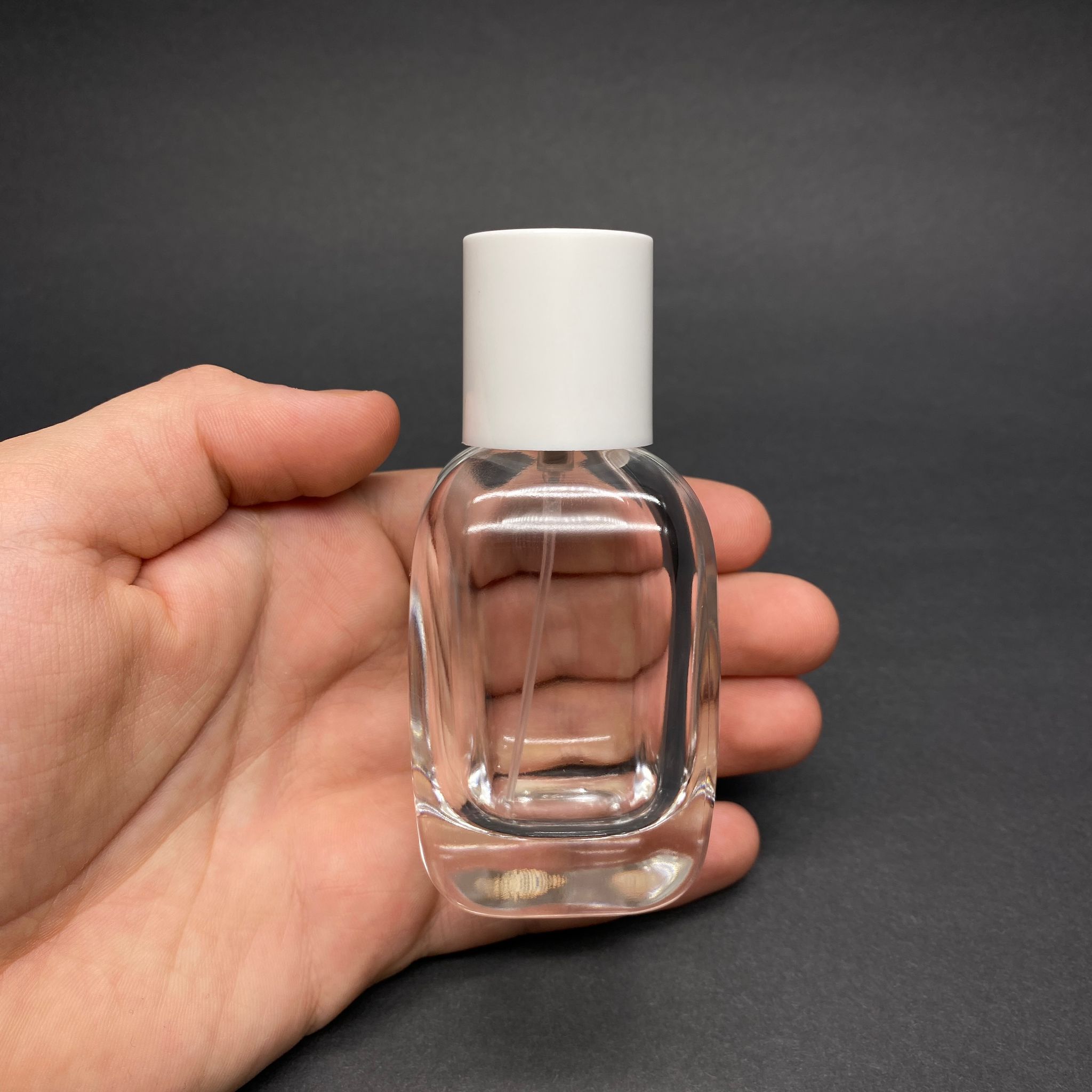 50 ML OVAL KARE MODEL CORE PARFÜM ŞİŞESİ - GÜMÜŞ METAL SPREYLİ + BEYAZ KAPAKLI (AĞIZ 15 MM GEÇME KOLAY KAPAMA)