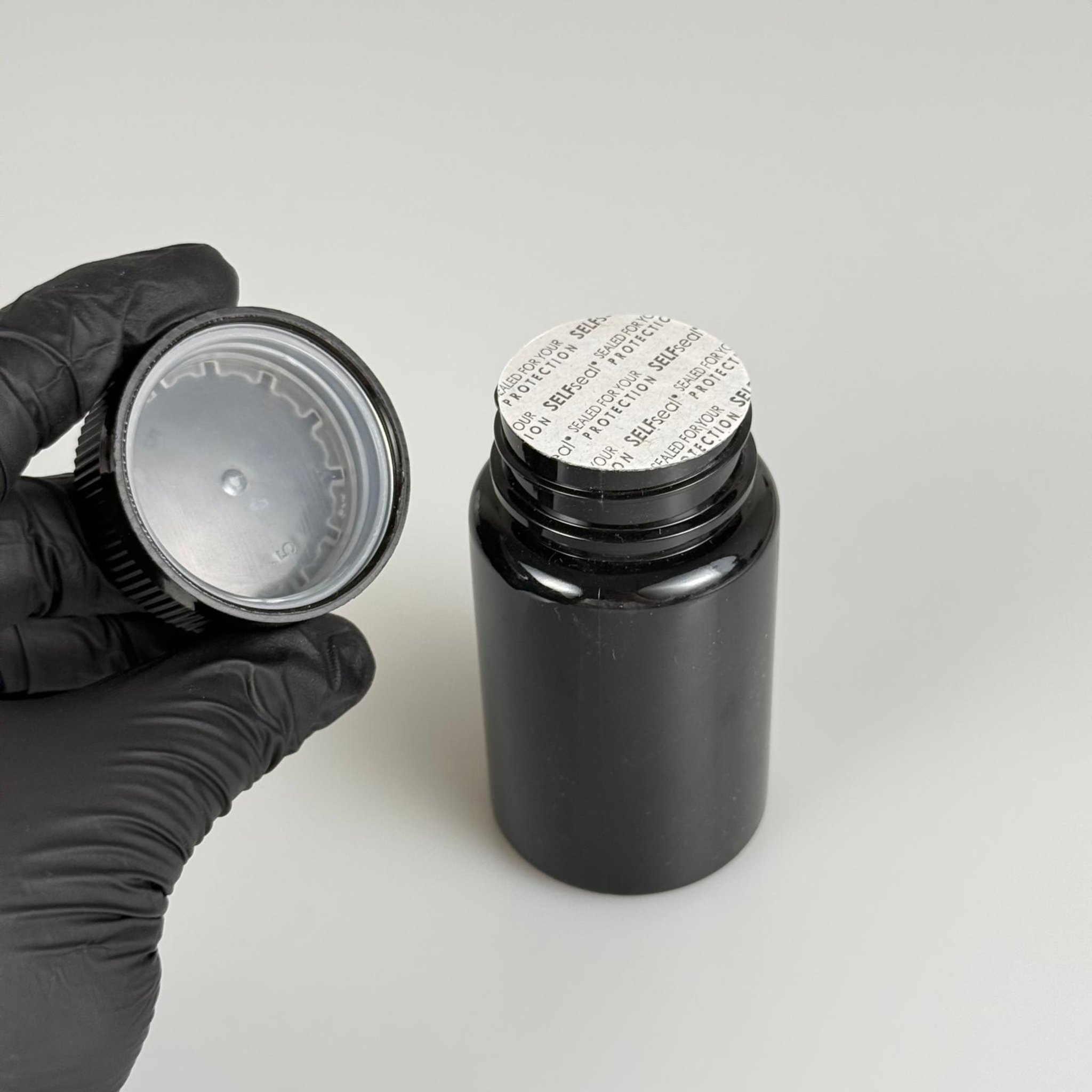 100 ML CONTALI ÇOCUK KİLİT KAPAKLI TABLET ŞİŞESİ  - 100 CC SİYAH PET KAVANOZ + 38 MM SİYAH ÇOCUK KİLİTLİ KAPAK + KENDİNDEN YAPIŞKANLI KÖPÜK CONTA TAKIM -  KAPSÜL KUTUSU - İLAÇ ŞİŞESİ - MEDİKAL HAP ŞİŞESİ - FARMASÖTİK KAVANOZ