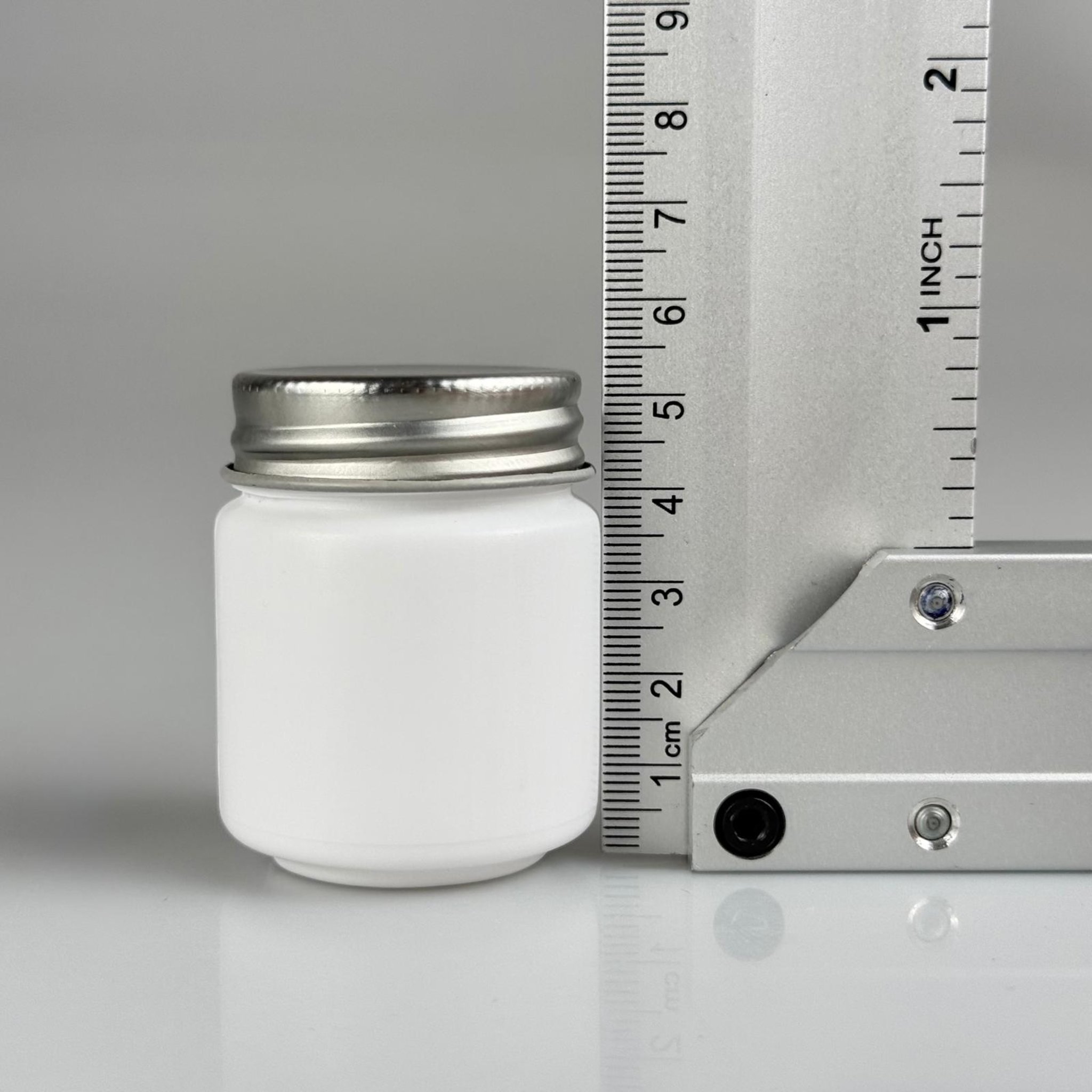 50 CC BEYAZ SERT POLİETİLEN ŞİŞE + GÜMÜŞ METAL KAPAKLI + KENDİNDEN YAPIŞKANLI KÖPÜK CONTALI - 50 ML POLİETİLEN ŞİŞE