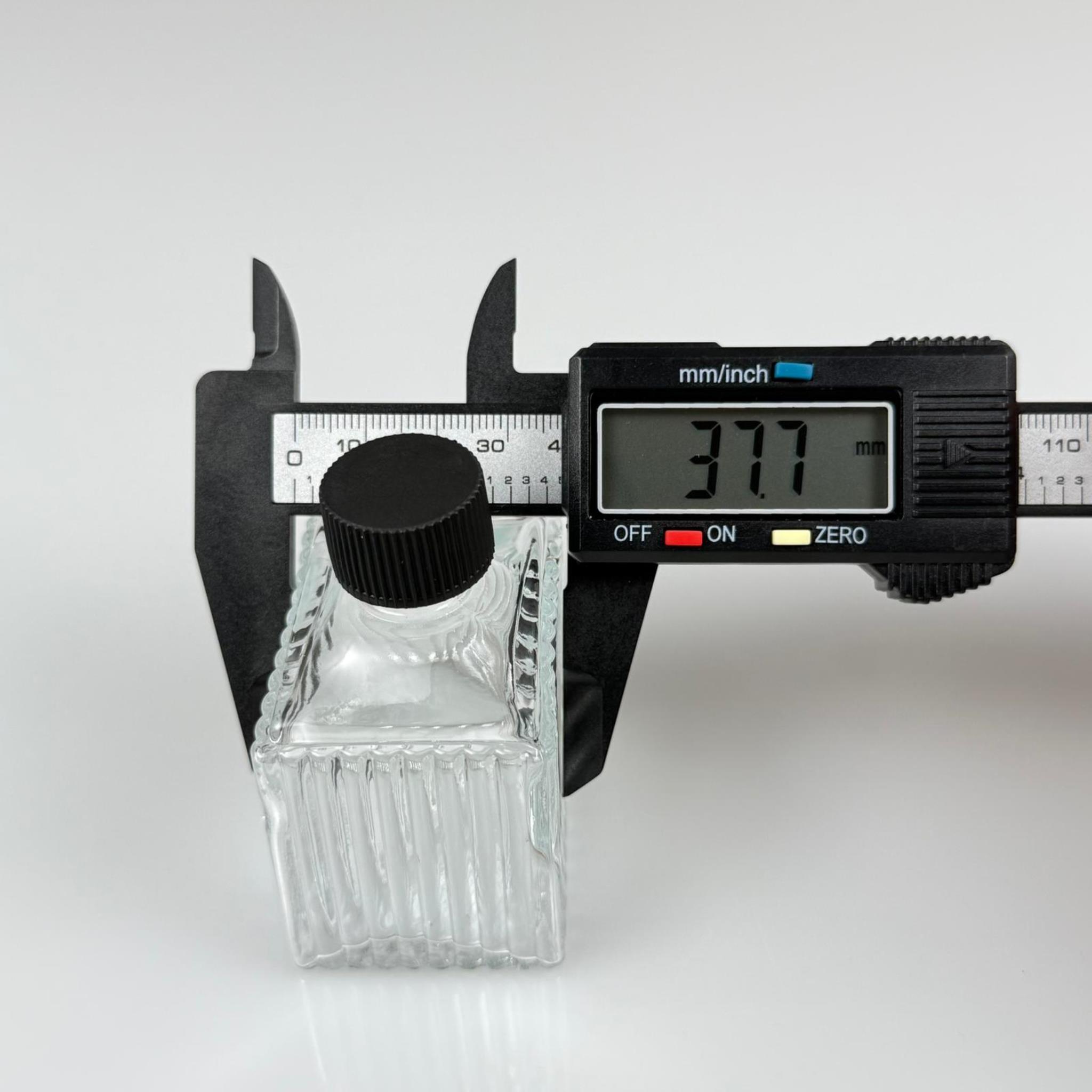 50 CC KÖŞELİ DESENLİ ÇİZGİLİ CAM ŞİŞE - SİYAH PLASTİK KAPAKLI - 50 ML PRESTİJLİ ŞİŞE