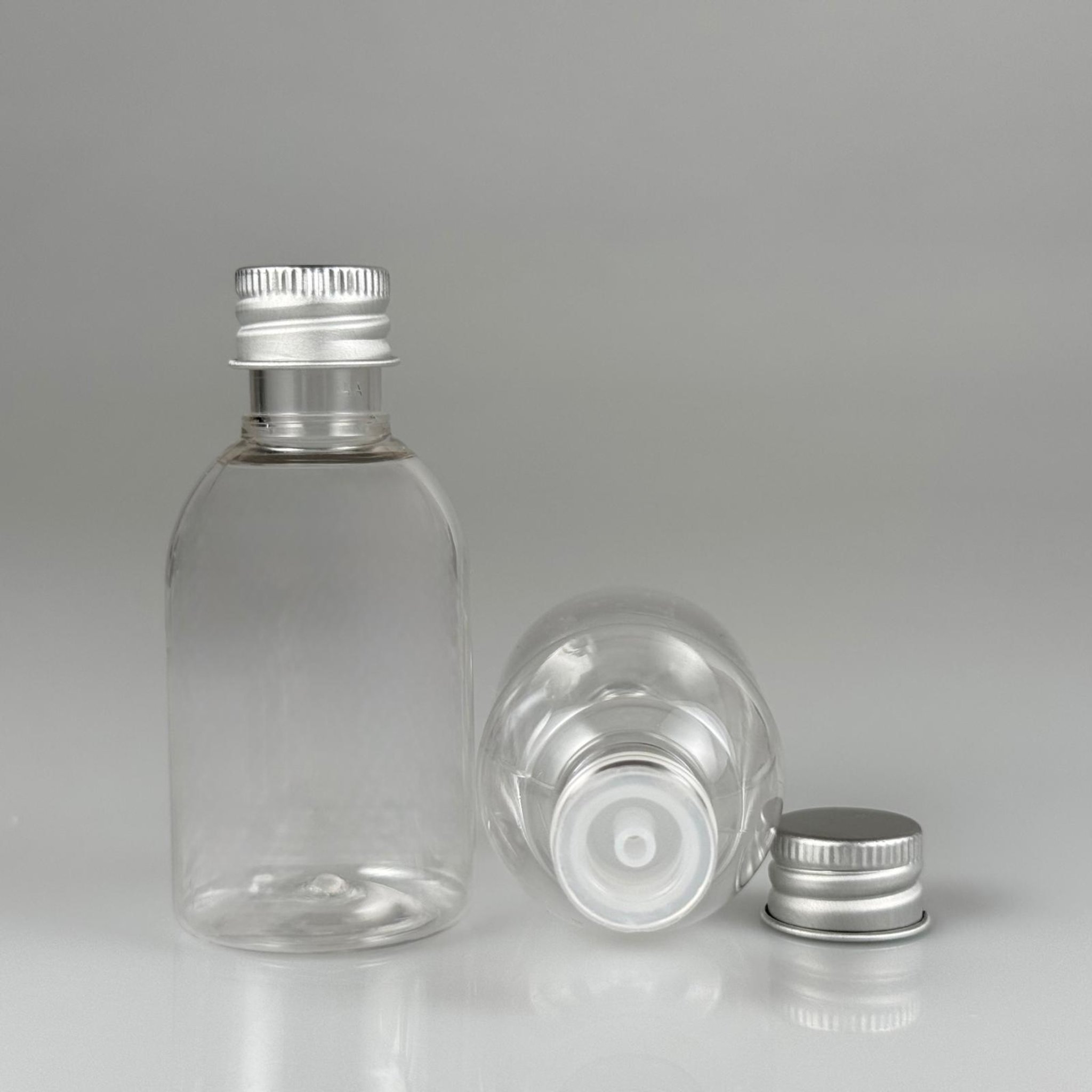 50  CC BUKLET PET ŞİŞE + KÖPÜK CONTALI GÜMÜŞ ALÜMİNYUM METAL KAPAKLI + DAMLALIKLI KOLONYA TIPALI TAKIM - 50 ML PLASTİK ŞİŞE