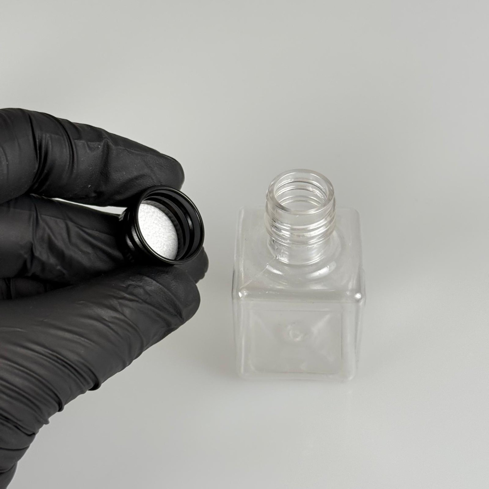 35 CC ŞEFFAF KARE PET ŞİŞE - KÖPÜK CONTALI SİYAH ALÜMİNYUM METAL KAPAKLI TAKIM - 35 ML ŞEFFAF KARE PET ŞİŞE