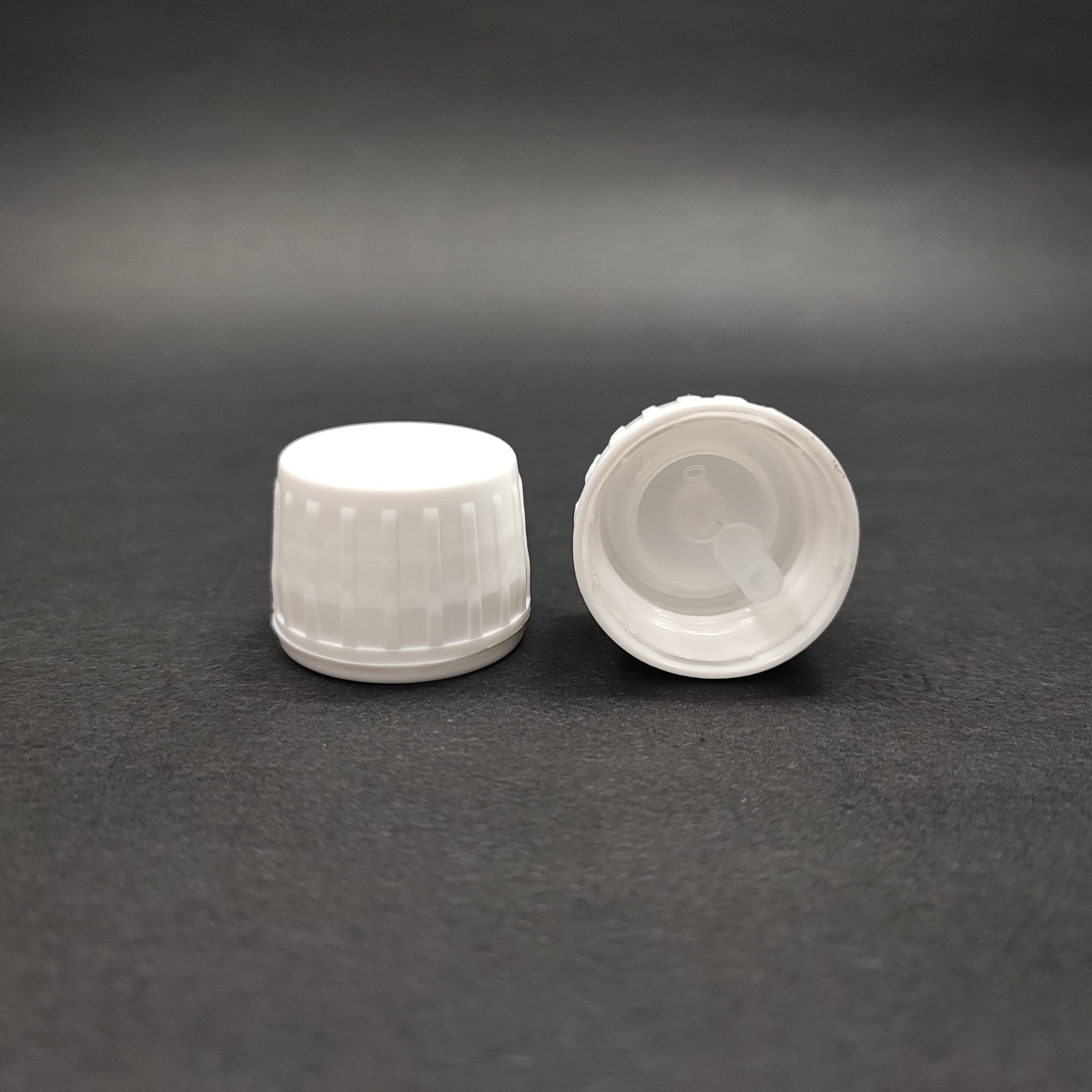 25 MM ECZA KAPAK KİLİTLİ BEYAZ + İÇTEN DAMLALIKLI TIPA