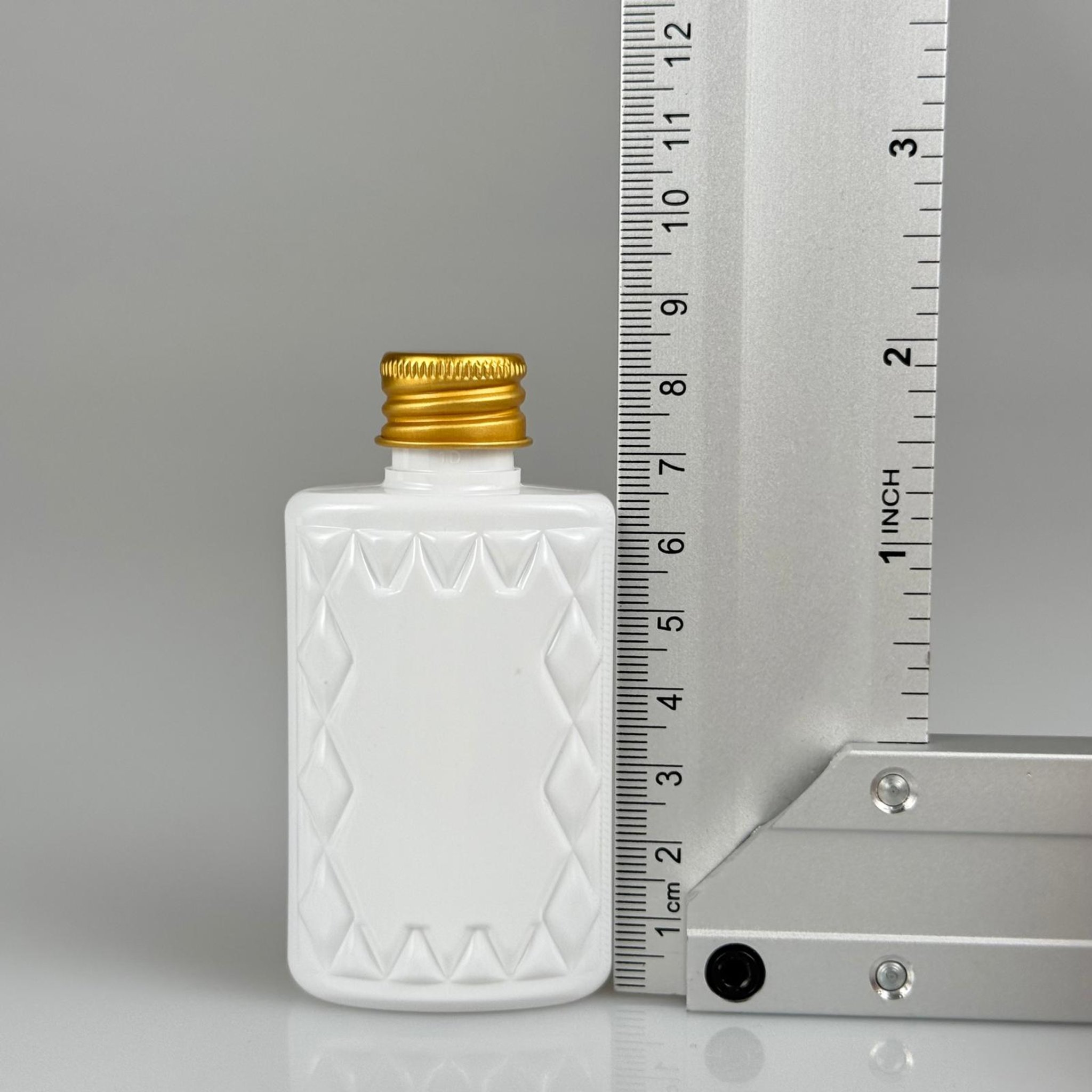 50 CC KÖŞELİ BEYAZ PET ŞİŞE + KÖPÜK CONTALI GOLD ALÜMİNYUM METAL KAPAKLI TAKIM - 50 ML PET ŞİŞE