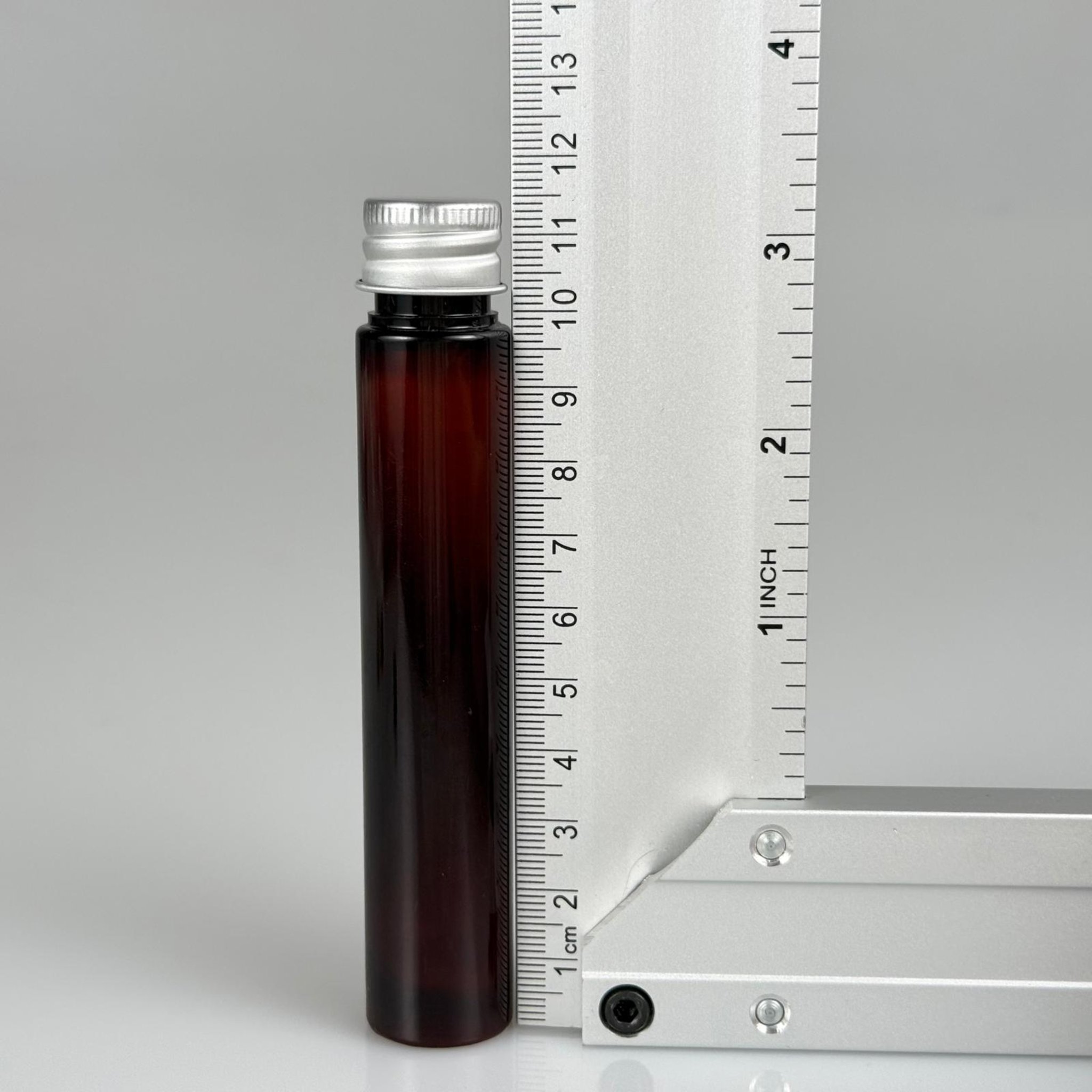 30 CC AMBER TÜP PLASTİK ŞİŞE + KÖPÜK CONTALI GÜMÜŞ ALÜMİNYUM METAL KAPAKLI TAKIM - 30 ML KAHVERENGİ PET ŞİŞE