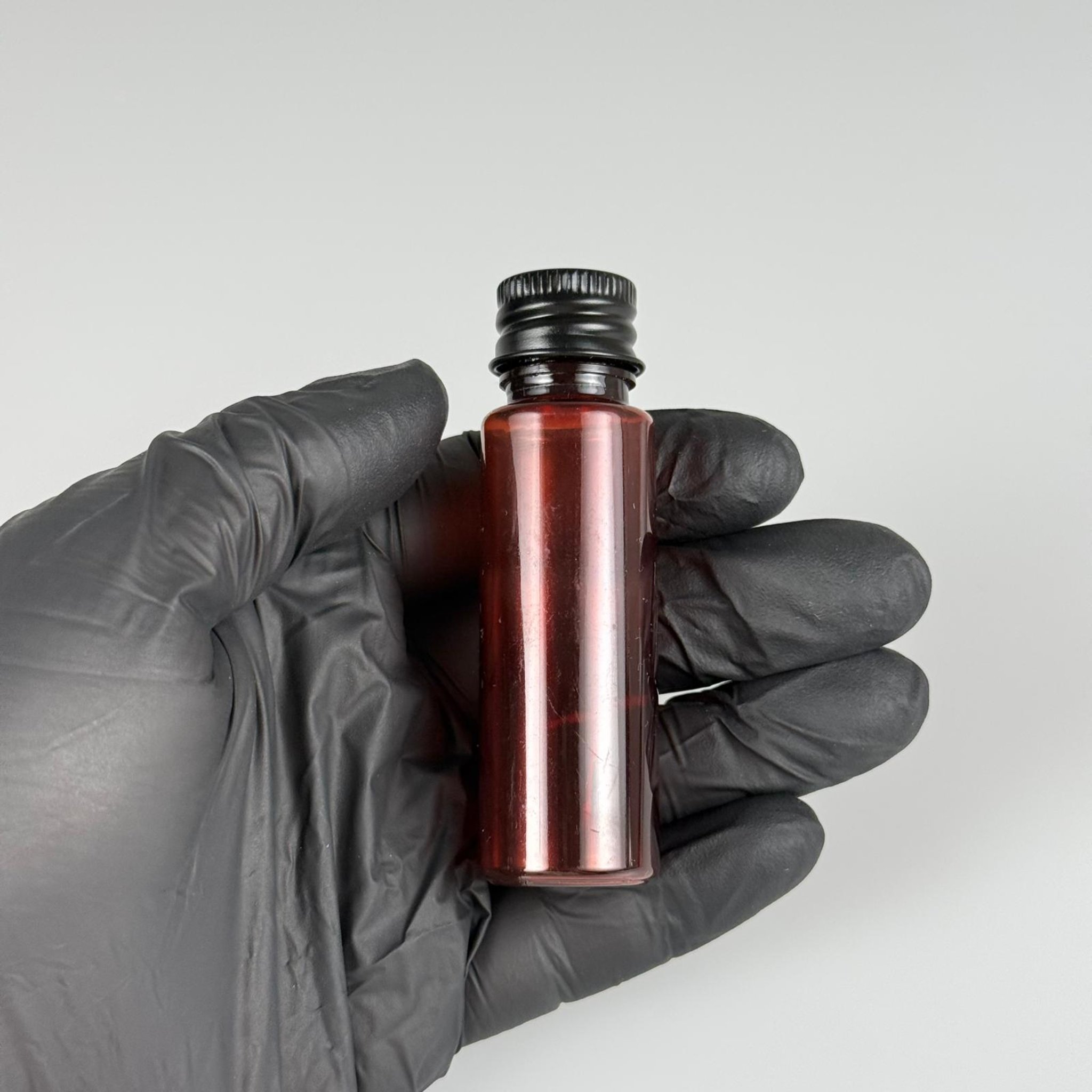 20 CC PET AMBER SHOT ŞİŞE - KÖPÜK CONTALI SİYAH ALÜMİNYUM METAL KAPAKLI + DAMLALIKLI KOLONYA TIPALI TAKIM - 20 ML KAHVERENGİ PLASTİK ŞİŞE