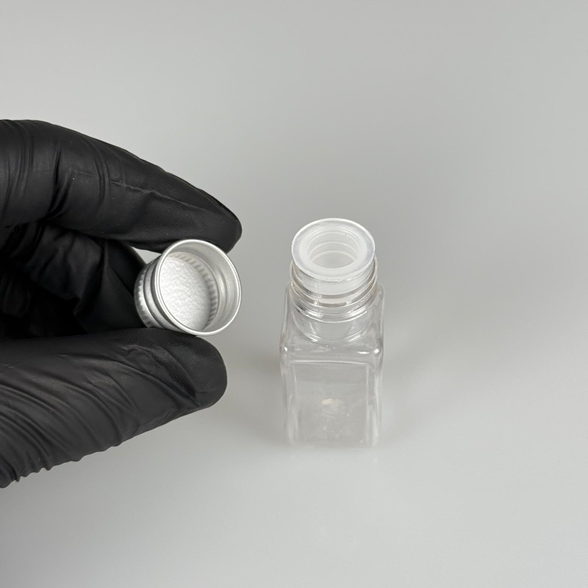 10 CC ŞEFFAF KARE PET SHOT ŞİŞE - KÖPÜK CONTALI GÜMÜŞ ALÜMİNYUM METAL KAPAKLI + KÖR TIPALI TAKIM - 10 ML PLASTİK ŞİŞE