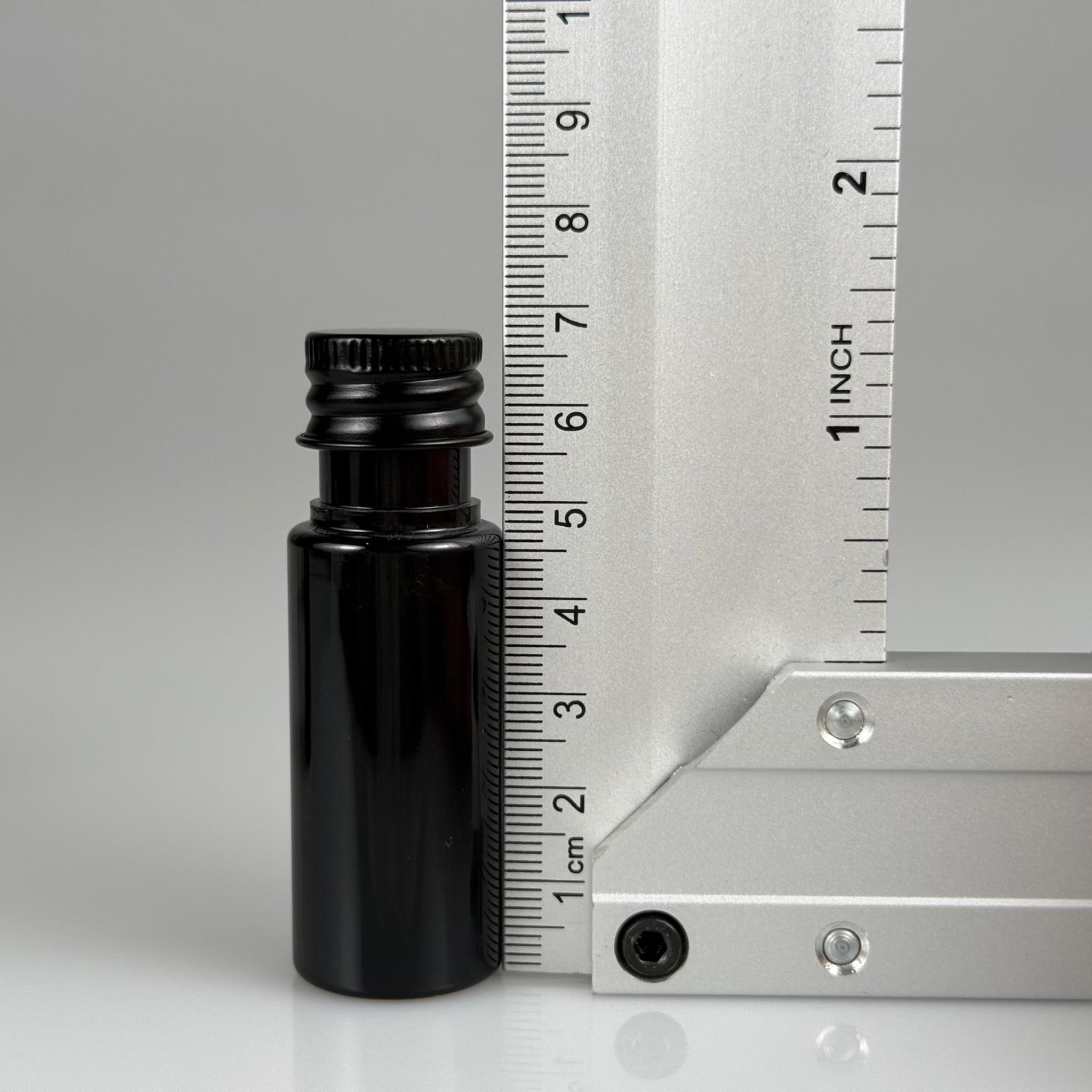 15 CC SİYAH SİLİNDİR PET ŞİŞE + KÖPÜK CONTALI SİYAH ALÜMİNYUM METAL KAPAKLI + KÖR TIPALI TAKIML - 15 ML SİYAH PET ŞİŞE