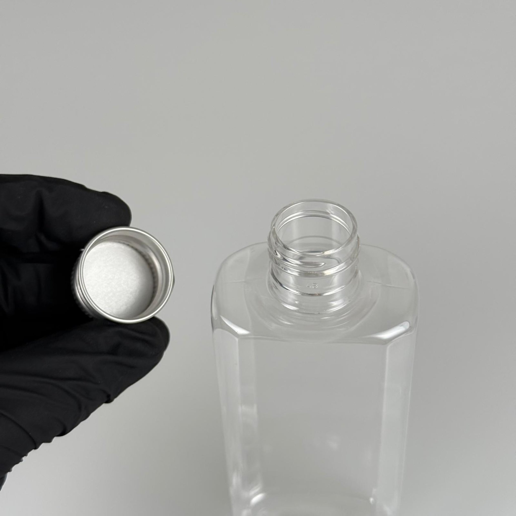 200 CC YASSI MODEL ŞEFFAF PET ŞİŞE (24 AĞIZ) + KÖPÜK CONTALI GÜMÜŞ METAL ALÜMİNYUM KAPAK TAKIM - 200 ML KAPAKLI PLASTİK ŞİŞELER